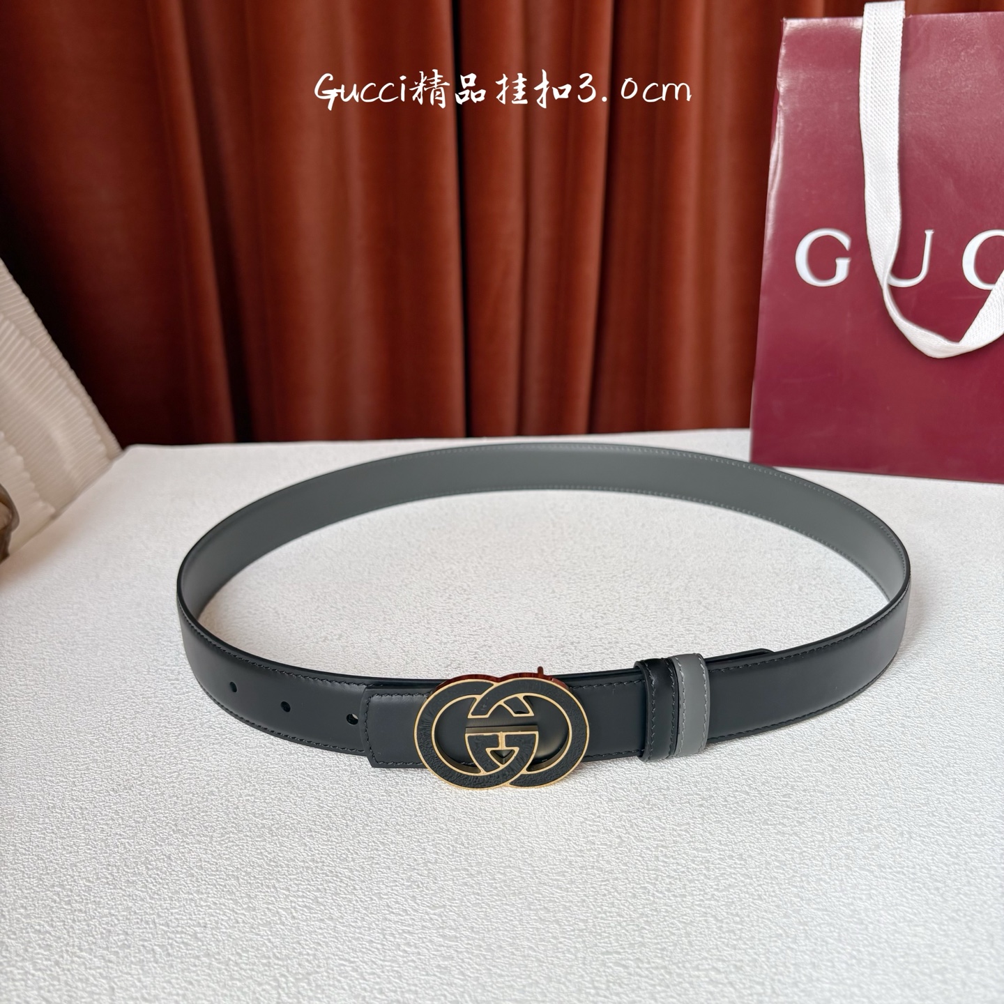 Gucci这款30MM腰带一面为灰色牛皮革，另一面为黑色牛皮革，搭配可拆卸互扣式双G搭扣，双面可用，潮流