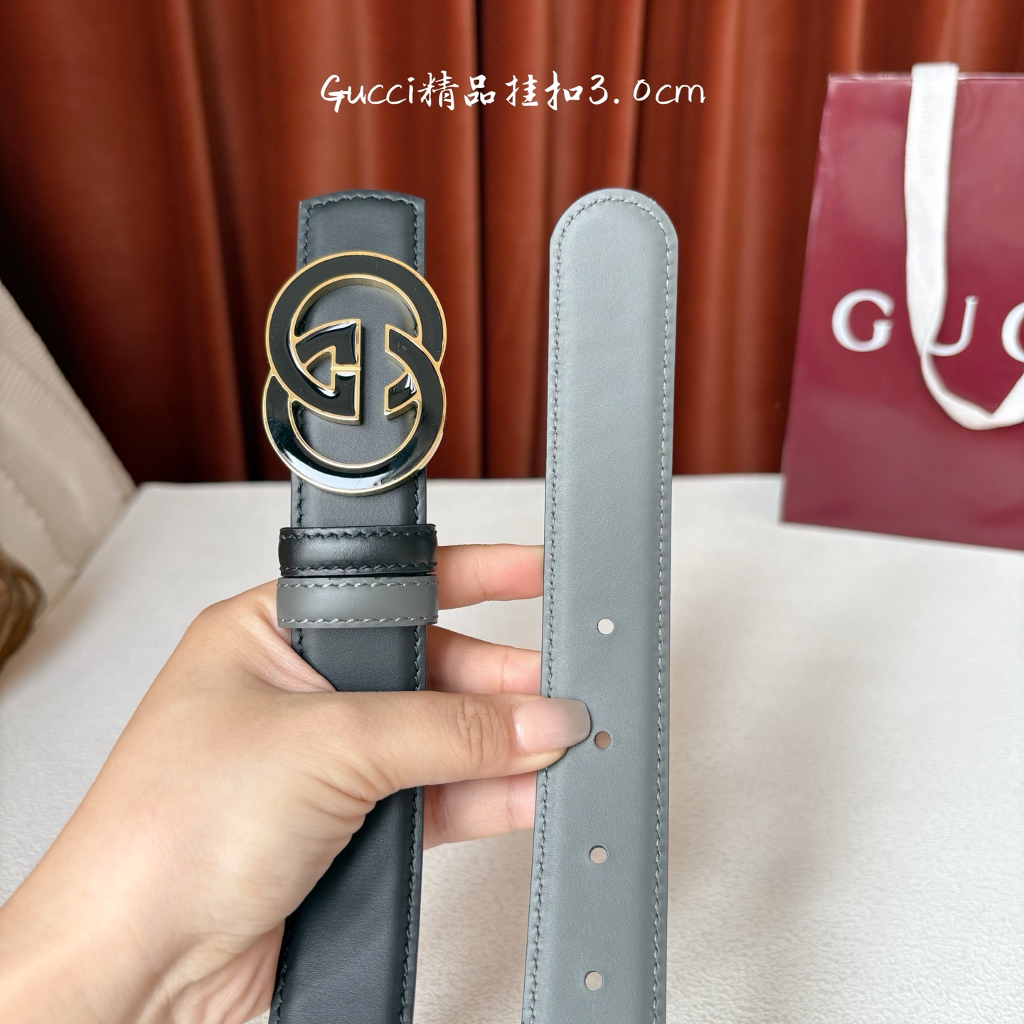 Gucci这款30MM腰带一面为灰色牛皮革，另一面为黑色牛皮革，搭配可拆卸互扣式双G搭扣，双面可用，潮流