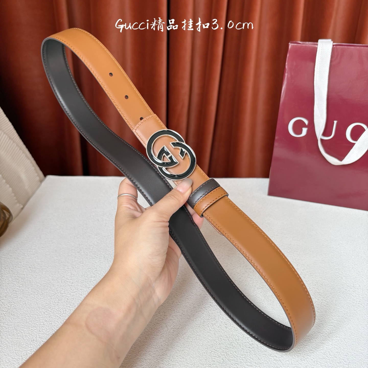 Gucci这款30MM腰带一面为土黄色牛皮革，另一面为深咖色牛皮革，搭配可拆卸互扣式双G搭扣，双面可用，