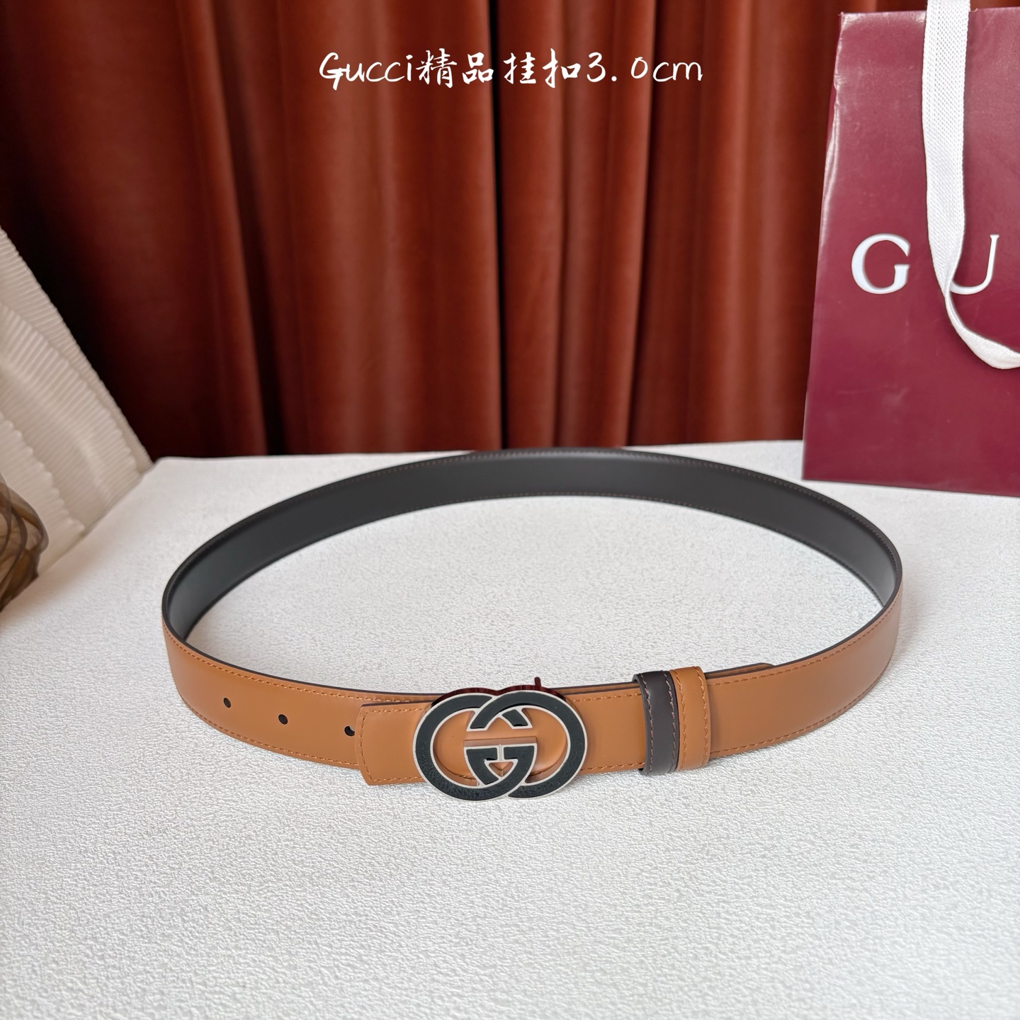 Gucci这款30MM腰带一面为土黄色牛皮革，另一面为深咖色牛皮革，搭配可拆卸互扣式双G搭扣，双面可用，