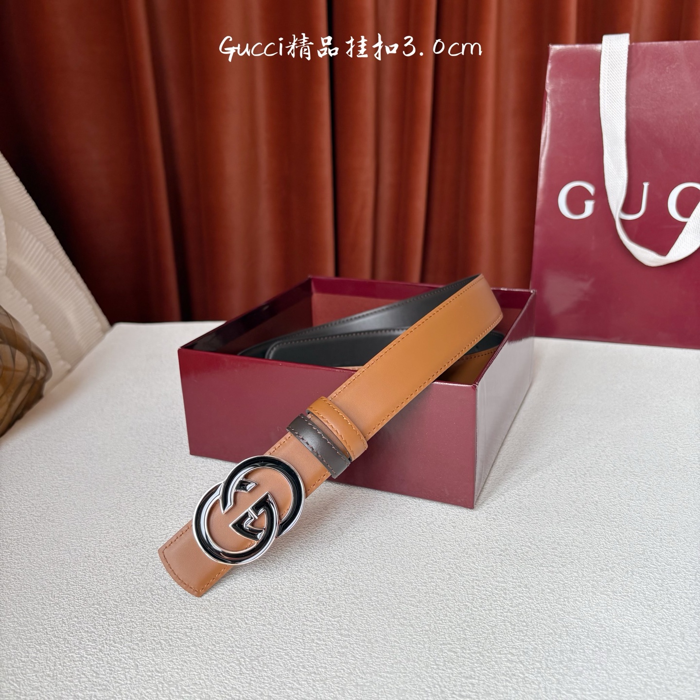 Gucci这款30MM腰带一面为土黄色牛皮革，另一面为深咖色牛皮革，搭配可拆卸互扣式双G搭扣，双面可用，