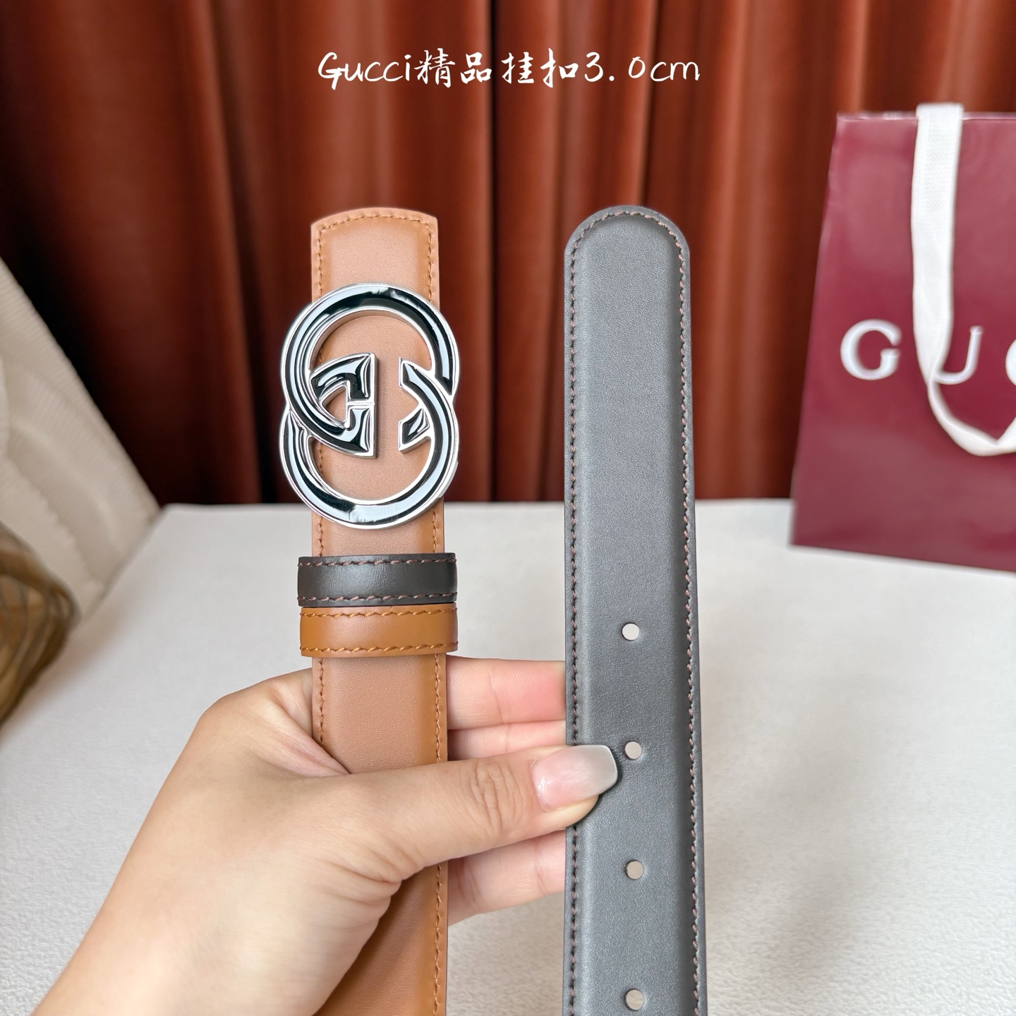 Gucci这款30MM腰带一面为土黄色牛皮革，另一面为深咖色牛皮革，搭配可拆卸互扣式双G搭扣，双面可用，