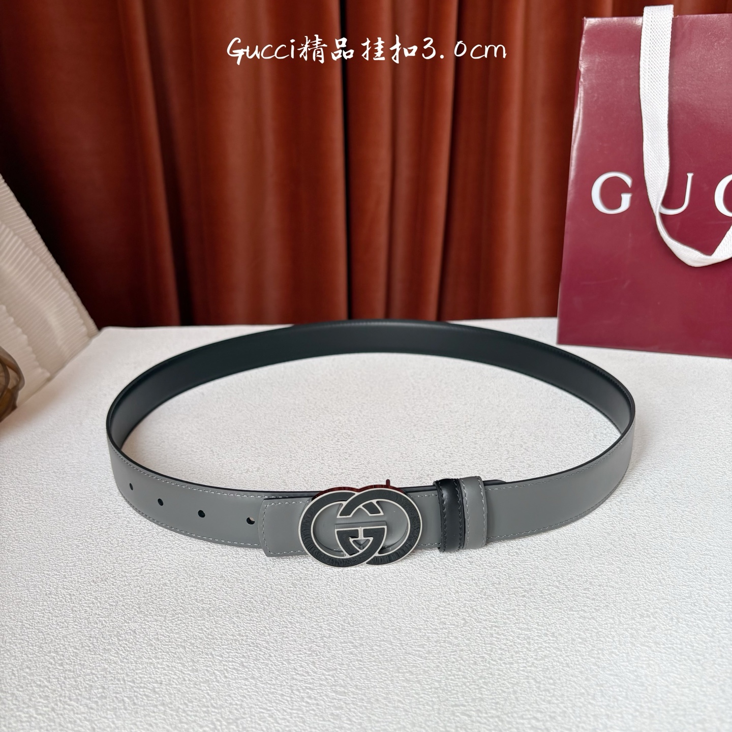 Gucci这款30MM腰带一面为灰色牛皮革，另一面为黑色牛皮革，搭配可拆卸互扣式双G搭扣，双面可用，潮流