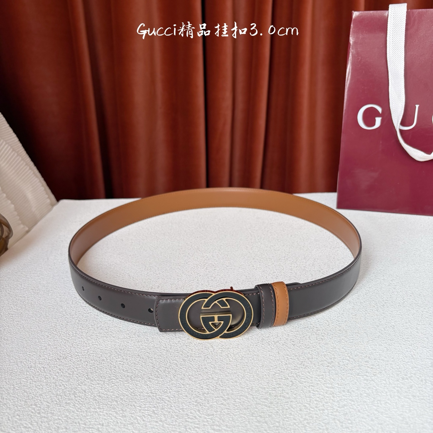 Gucci这款30MM腰带一面为土黄色牛皮革，另一面为深咖色牛皮革，搭配可拆卸互扣式双G搭扣，双面可用，