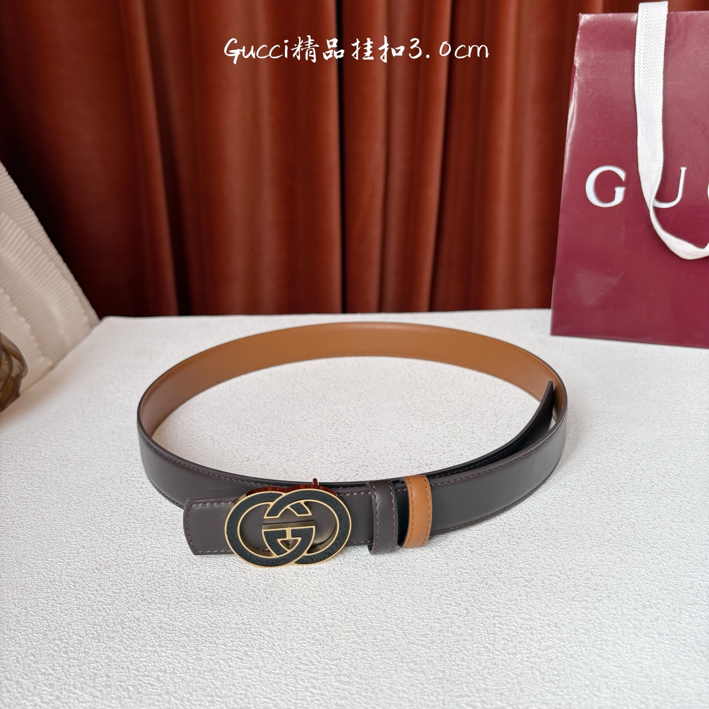 Gucci这款30MM腰带一面为土黄色牛皮革，另一面为深咖色牛皮革，搭配可拆卸互扣式双G搭扣，双面可用，