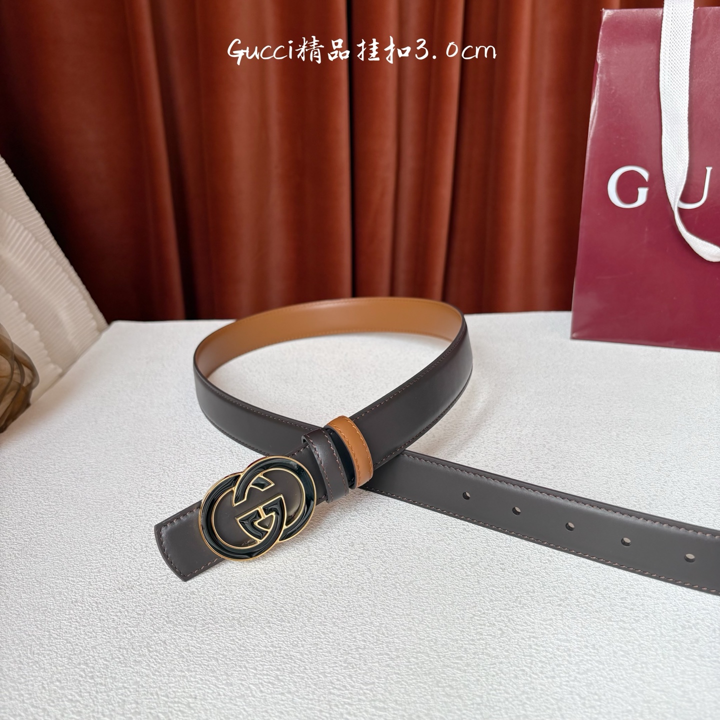 Gucci这款30MM腰带一面为土黄色牛皮革，另一面为深咖色牛皮革，搭配可拆卸互扣式双G搭扣，双面可用，