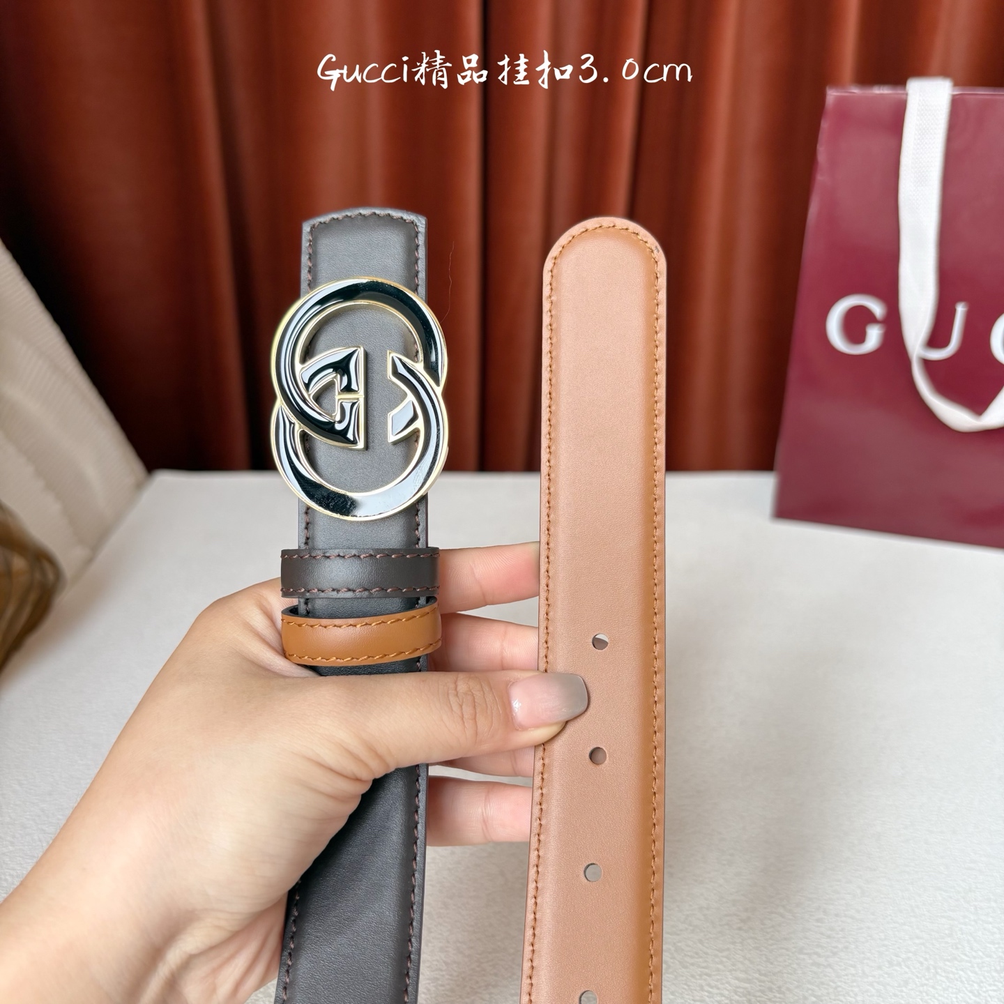 Gucci这款30MM腰带一面为土黄色牛皮革，另一面为深咖色牛皮革，搭配可拆卸互扣式双G搭扣，双面可用，