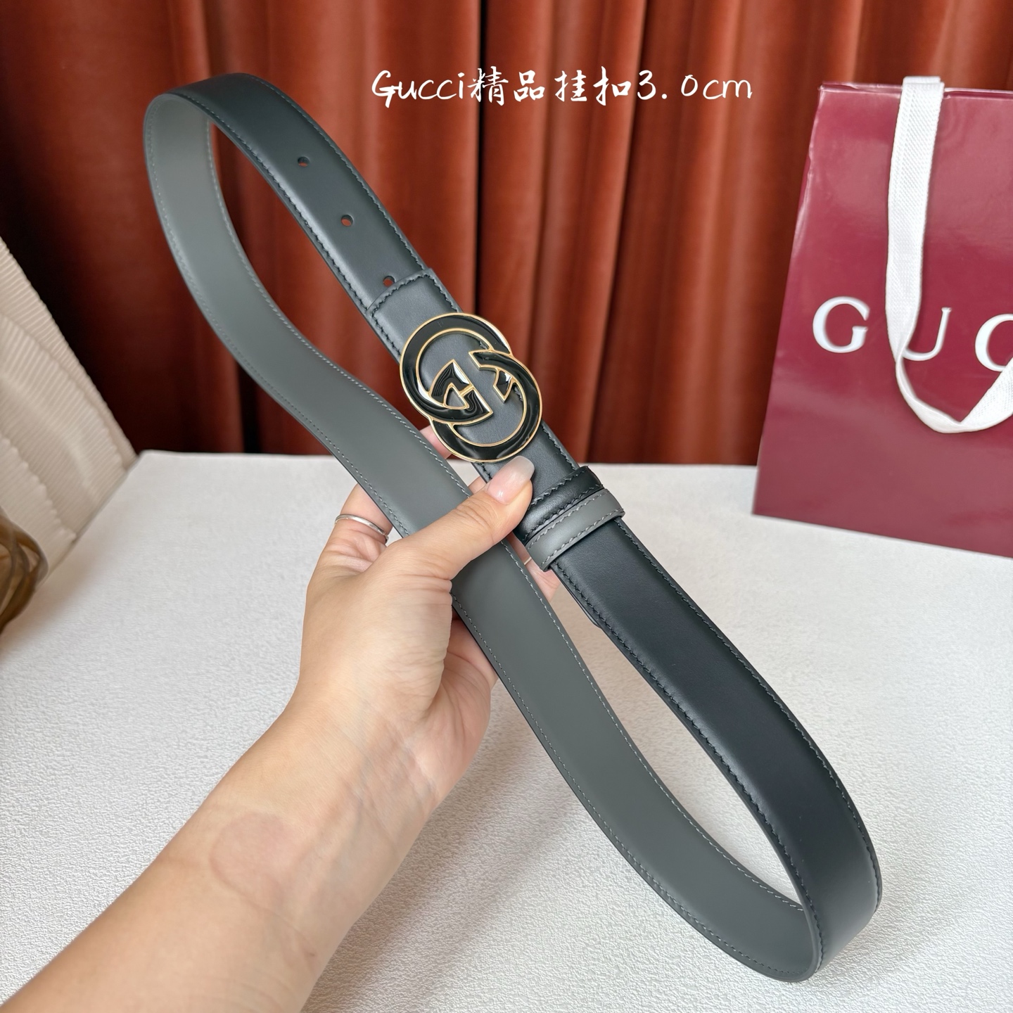 Gucci这款30MM腰带一面为灰色牛皮革，另一面为黑色牛皮革，搭配可拆卸互扣式双G搭扣，双面可用，潮流
