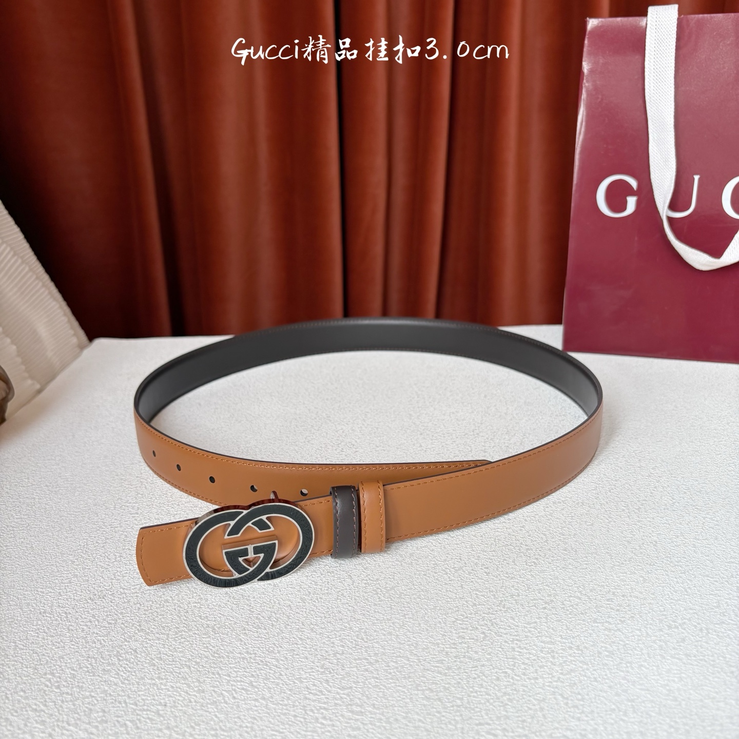 Gucci这款30MM腰带一面为土黄色牛皮革，另一面为深咖色牛皮革，搭配可拆卸互扣式双G搭扣，双面可用，