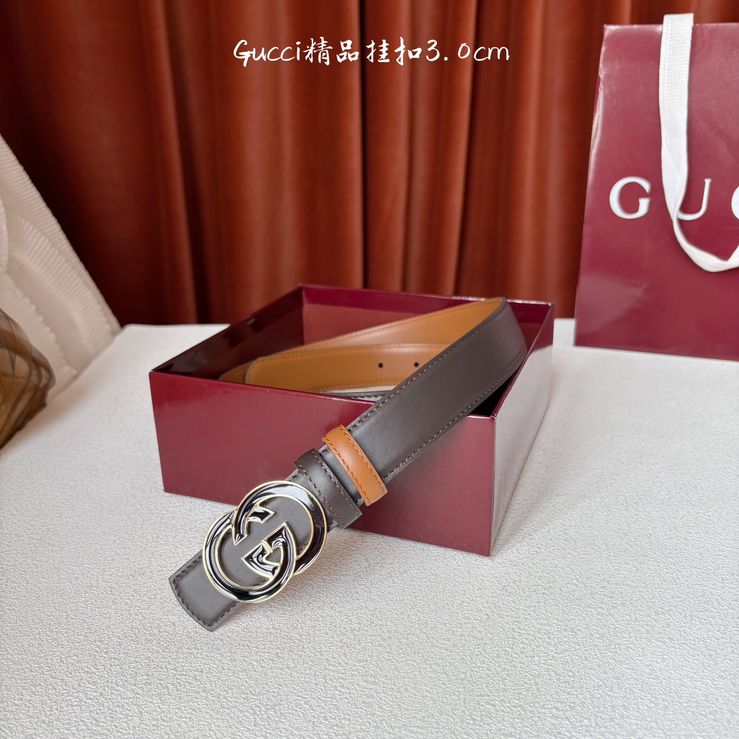 Gucci这款30MM腰带一面为土黄色牛皮革，另一面为深咖色牛皮革，搭配可拆卸互扣式双G搭扣，双面可用，