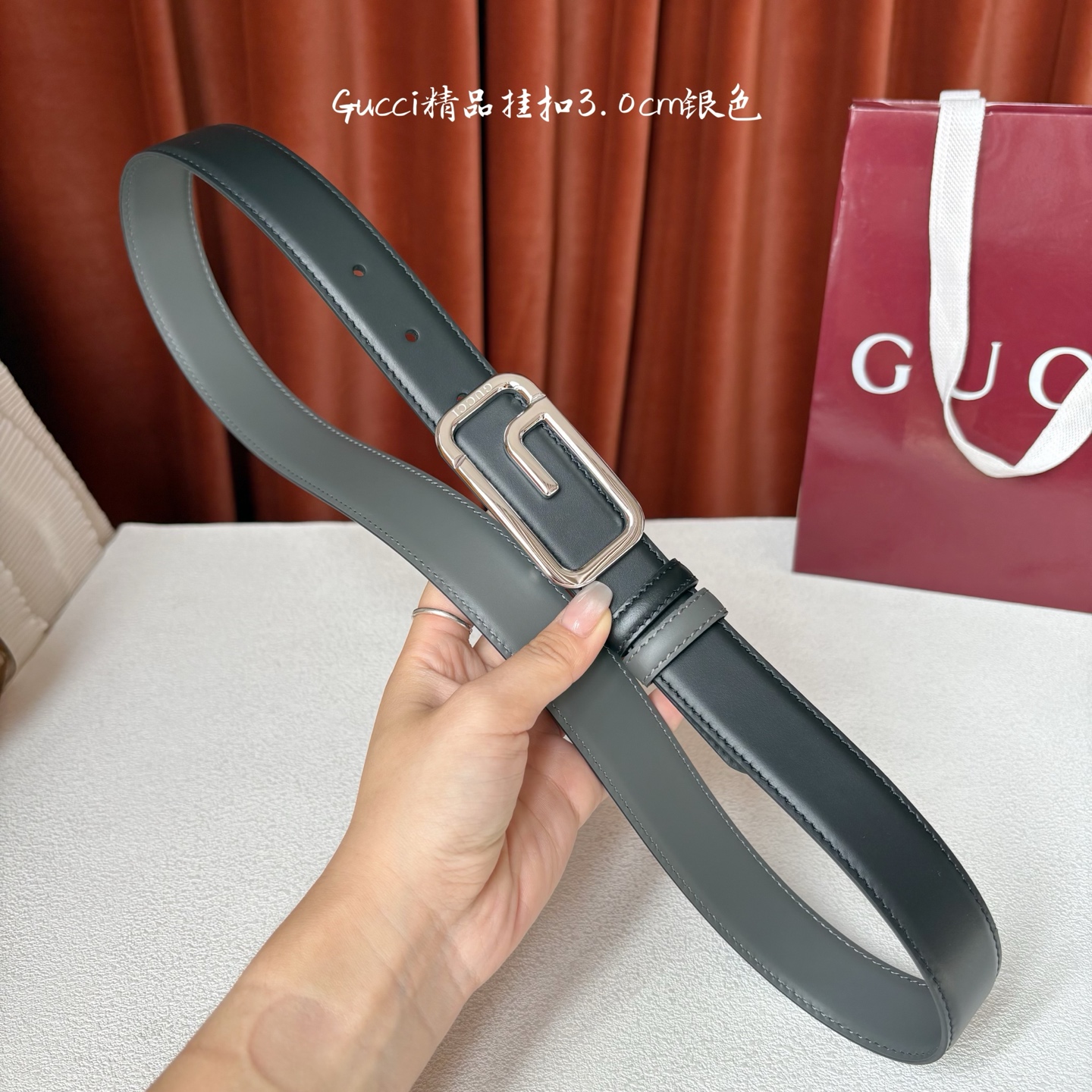 Gucci这款30MM腰带一面为灰色牛皮革，另一面为黑色牛皮革，搭配可拆卸互扣式双G搭扣，双面可用，潮流