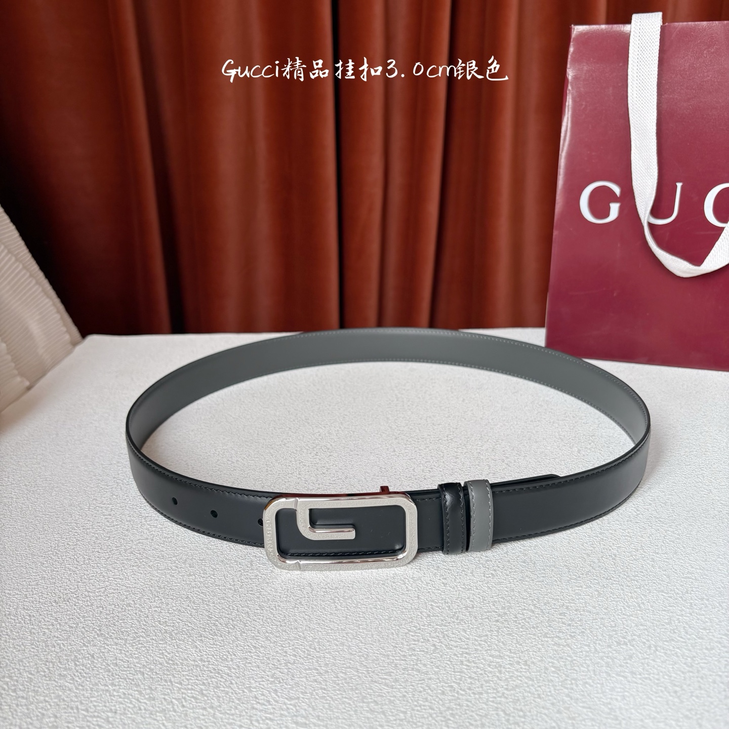 Gucci这款30MM腰带一面为灰色牛皮革，另一面为黑色牛皮革，搭配可拆卸互扣式双G搭扣，双面可用，潮流