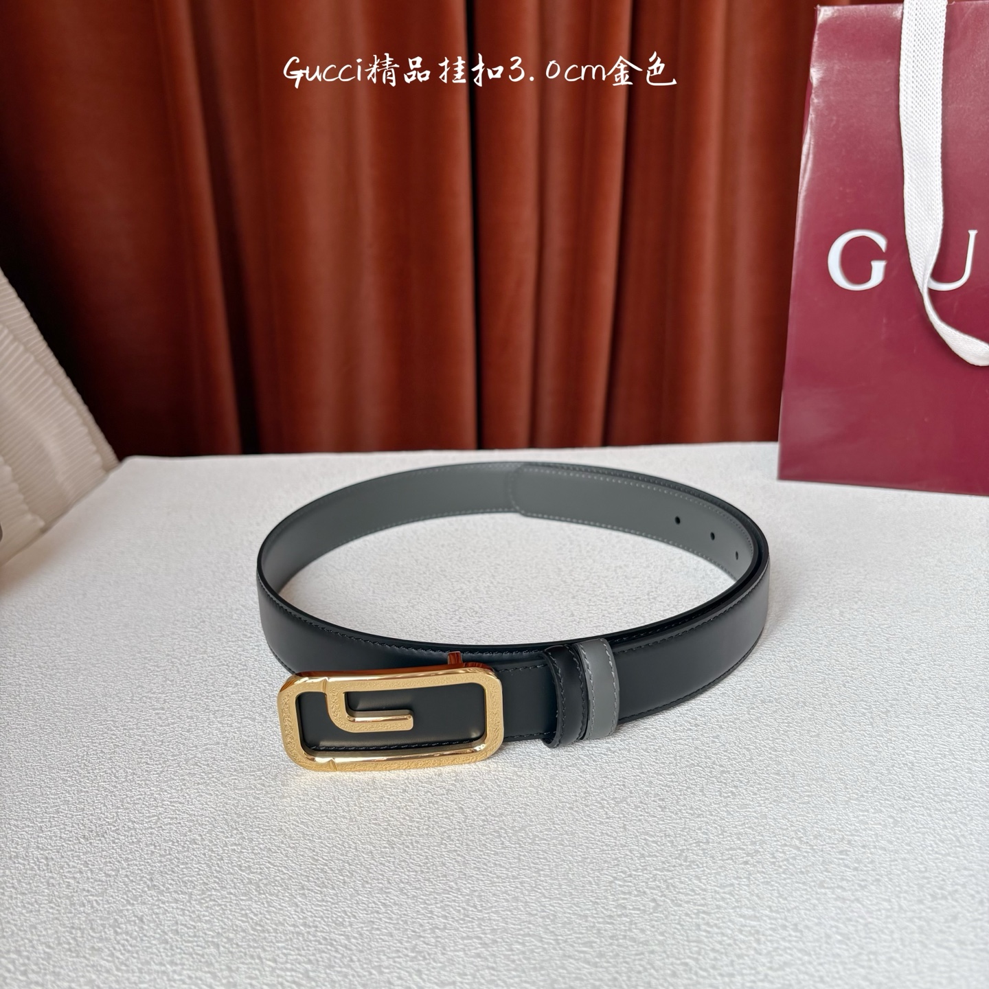 Gucci这款30MM腰带一面为灰色牛皮革，另一面为黑色牛皮革，搭配可拆卸互扣式双G搭扣，双面可用，潮流