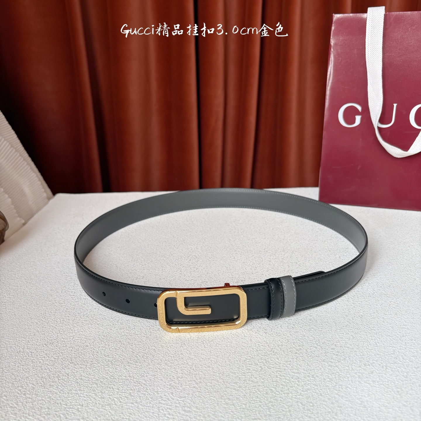 Gucci这款30MM腰带一面为灰色牛皮革，另一面为黑色牛皮革，搭配可拆卸互扣式双G搭扣，双面可用，潮流