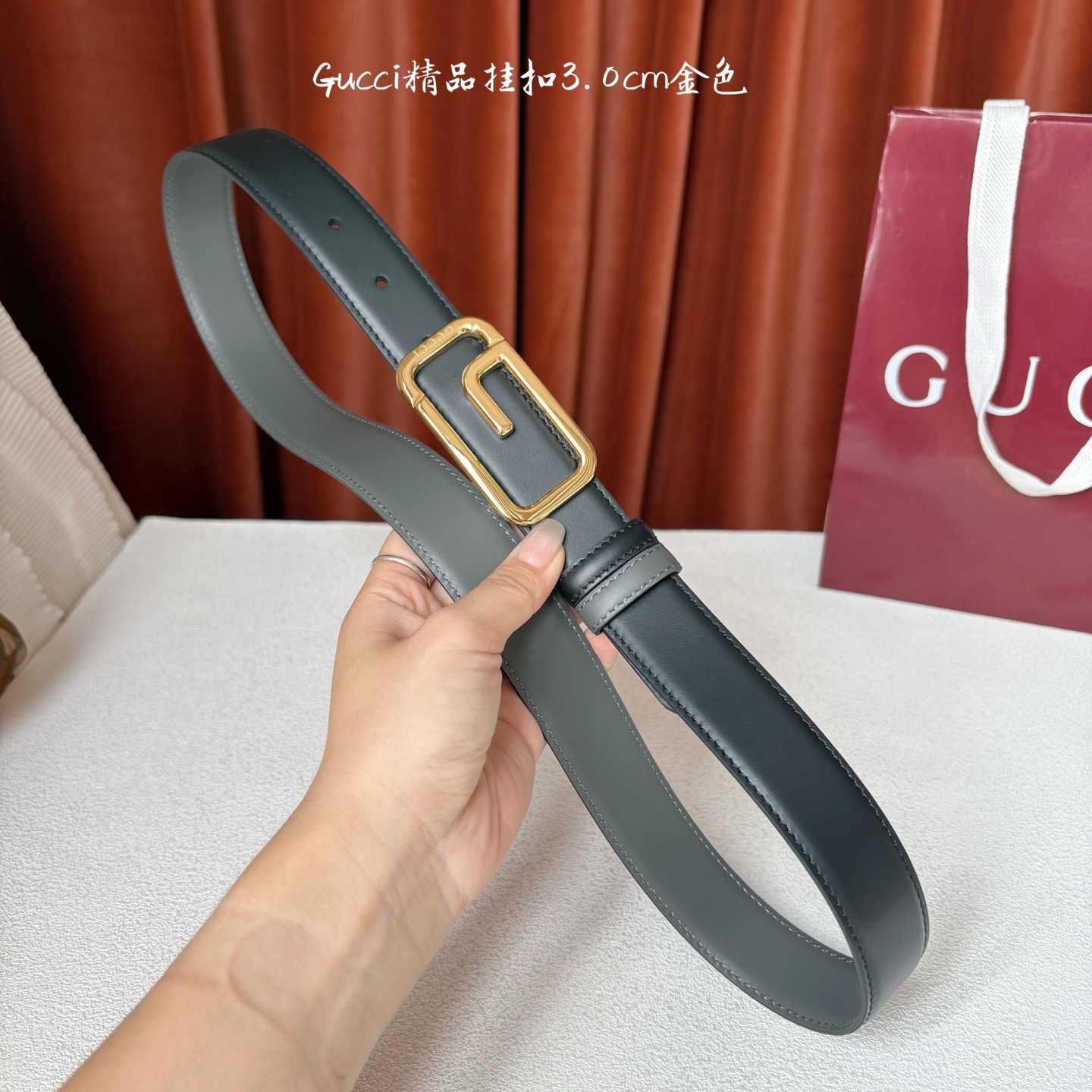 Gucci这款30MM腰带一面为灰色牛皮革，另一面为黑色牛皮革，搭配可拆卸互扣式双G搭扣，双面可用，潮流