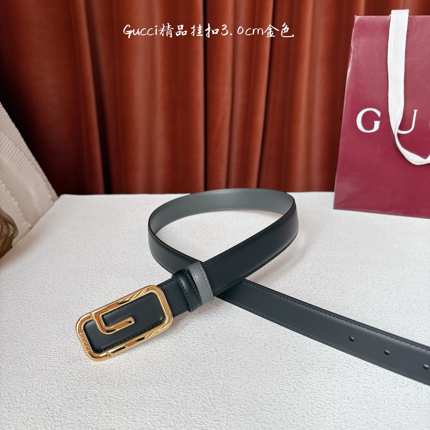 Gucci这款30MM腰带一面为灰色牛皮革，另一面为黑色牛皮革，搭配可拆卸互扣式双G搭扣，双面可用，潮流