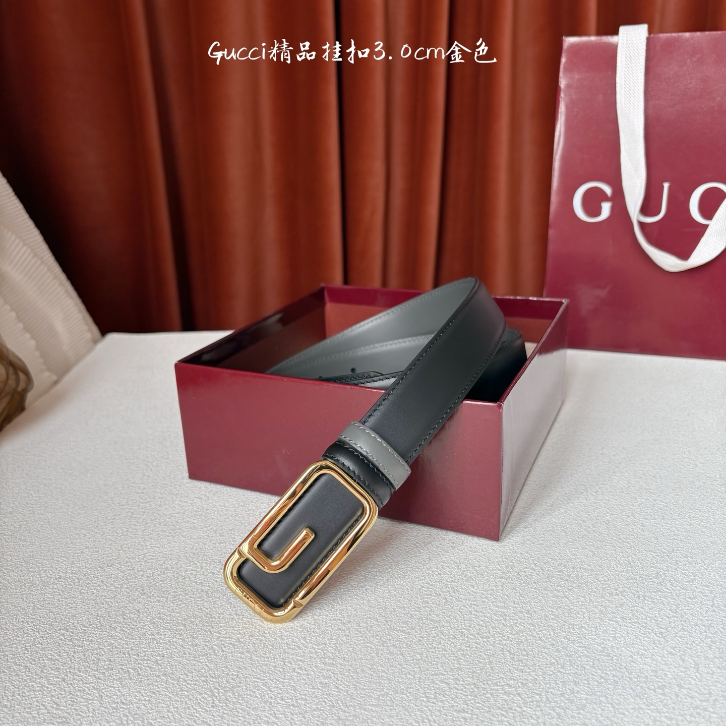 Gucci这款30MM腰带一面为灰色牛皮革，另一面为黑色牛皮革，搭配可拆卸互扣式双G搭扣，双面可用，潮流