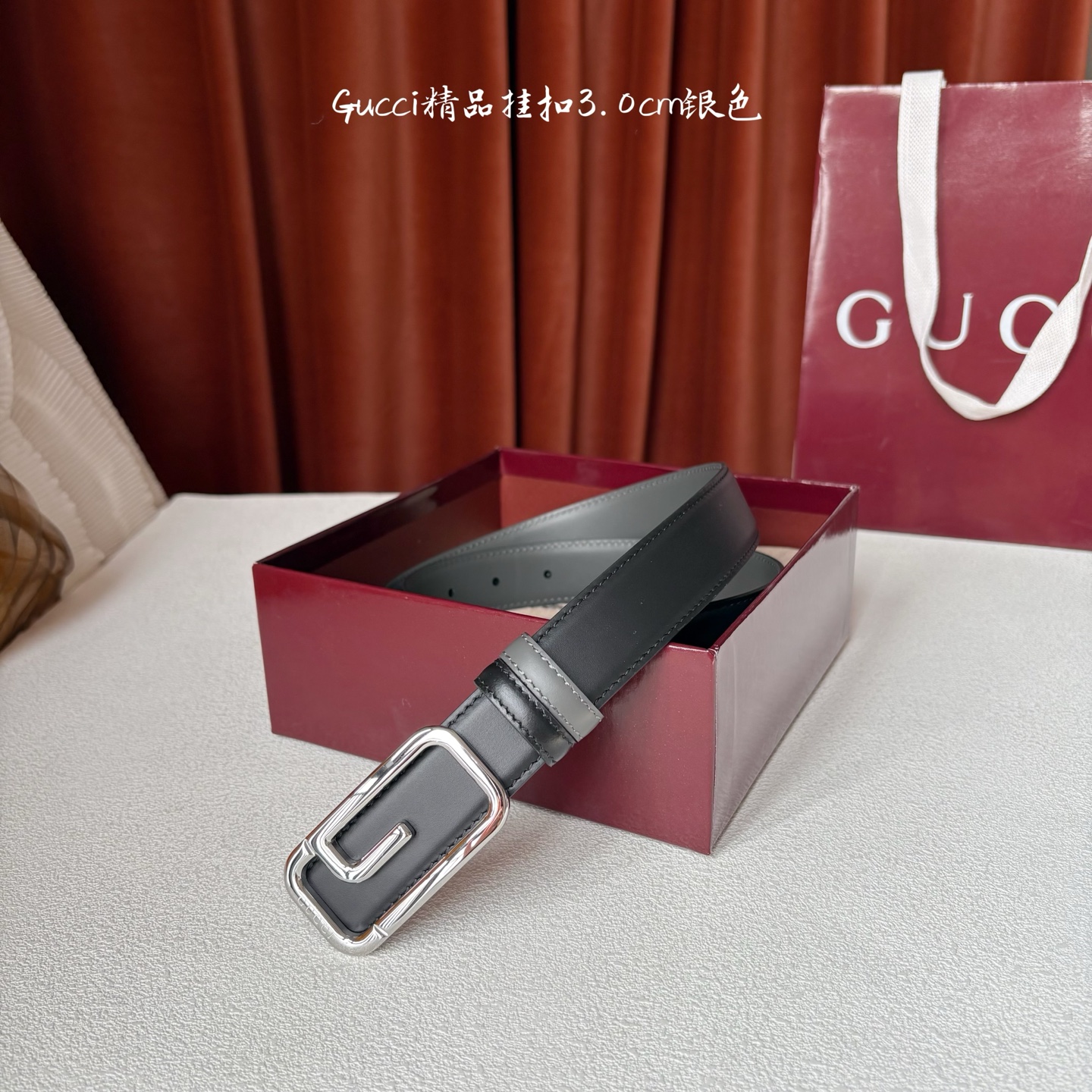 Gucci这款30MM腰带一面为灰色牛皮革，另一面为黑色牛皮革，搭配可拆卸互扣式双G搭扣，双面可用，潮流