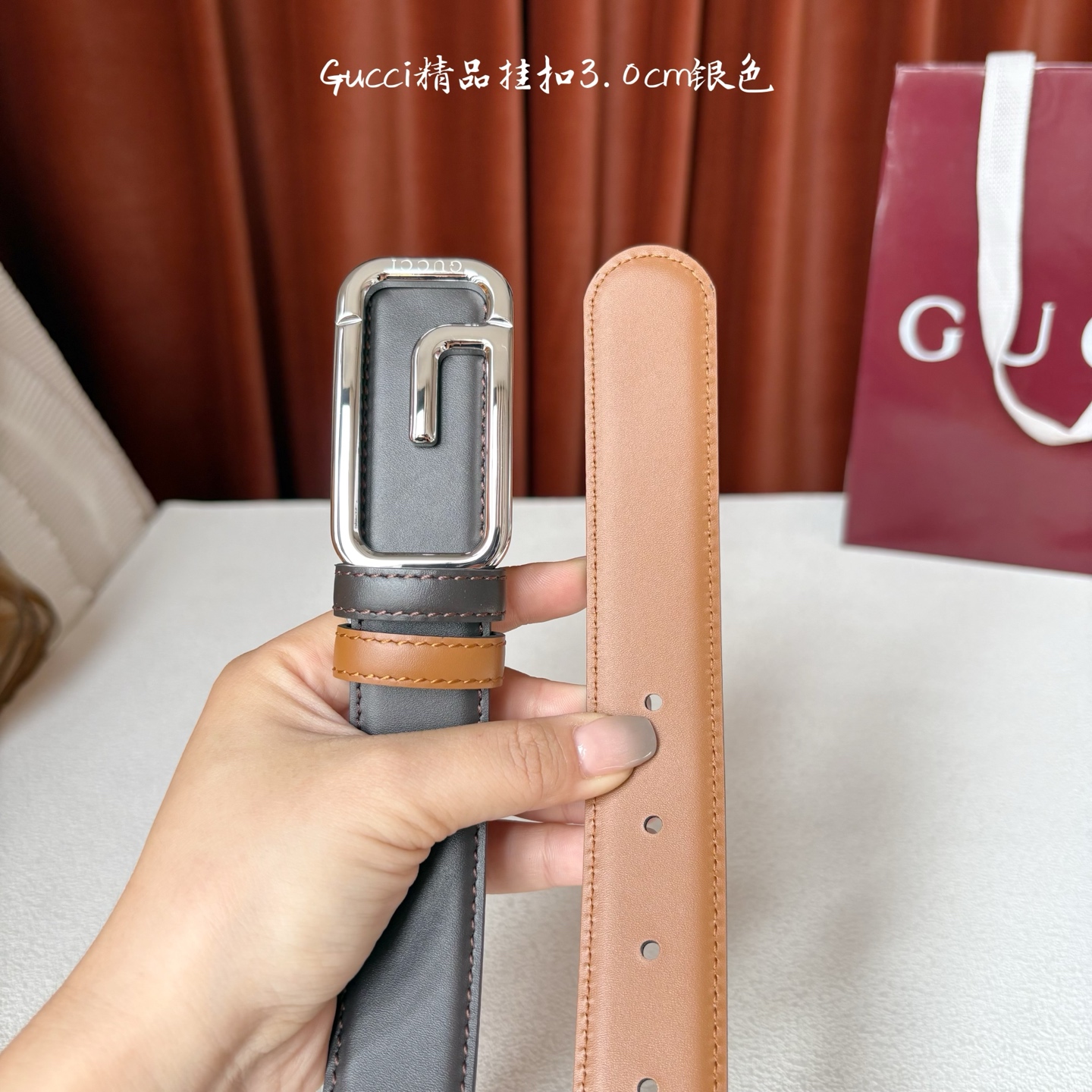 Gucci这款30MM腰带一面为土黄色牛皮革，另一面为深咖色牛皮革，搭配可拆卸互扣式双G搭扣，双面可用，