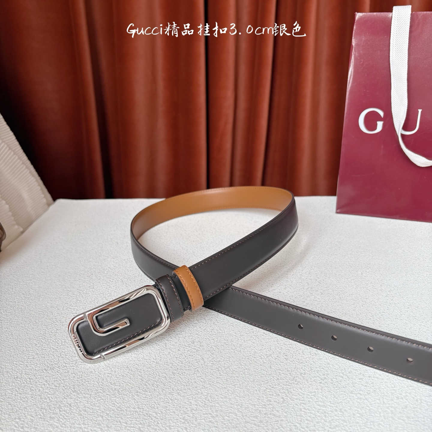 Gucci这款30MM腰带一面为土黄色牛皮革，另一面为深咖色牛皮革，搭配可拆卸互扣式双G搭扣，双面可用，