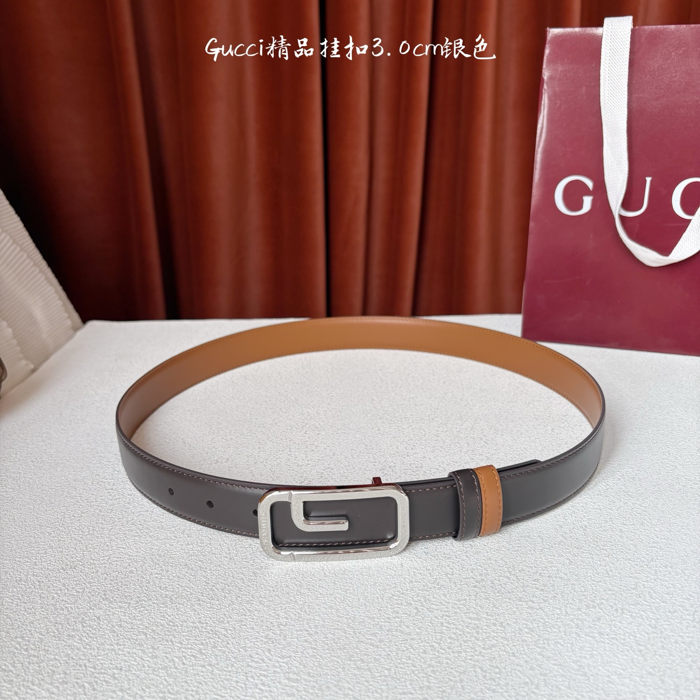 Gucci这款30MM腰带一面为土黄色牛皮革，另一面为深咖色牛皮革，搭配可拆卸互扣式双G搭扣，双面可用，