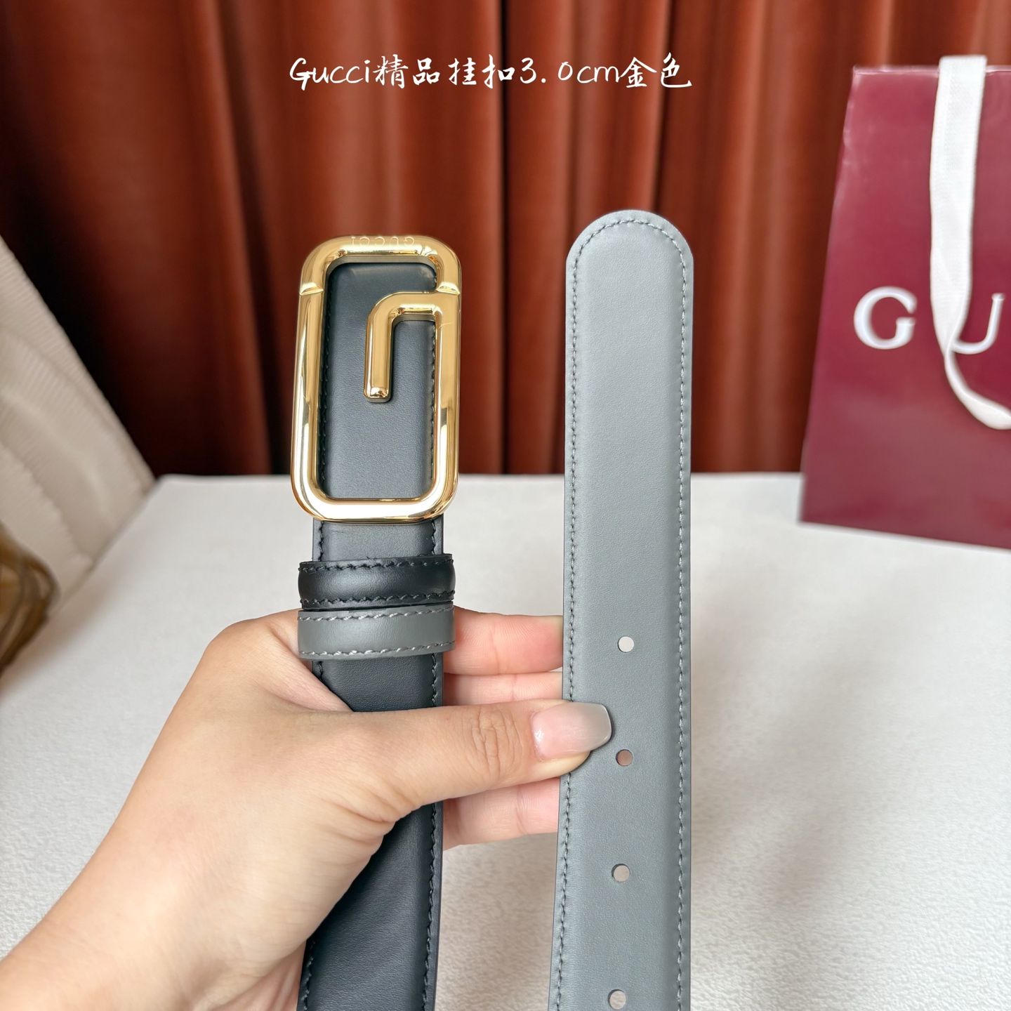 Gucci这款30MM腰带一面为灰色牛皮革，另一面为黑色牛皮革，搭配可拆卸互扣式双G搭扣，双面可用，潮流