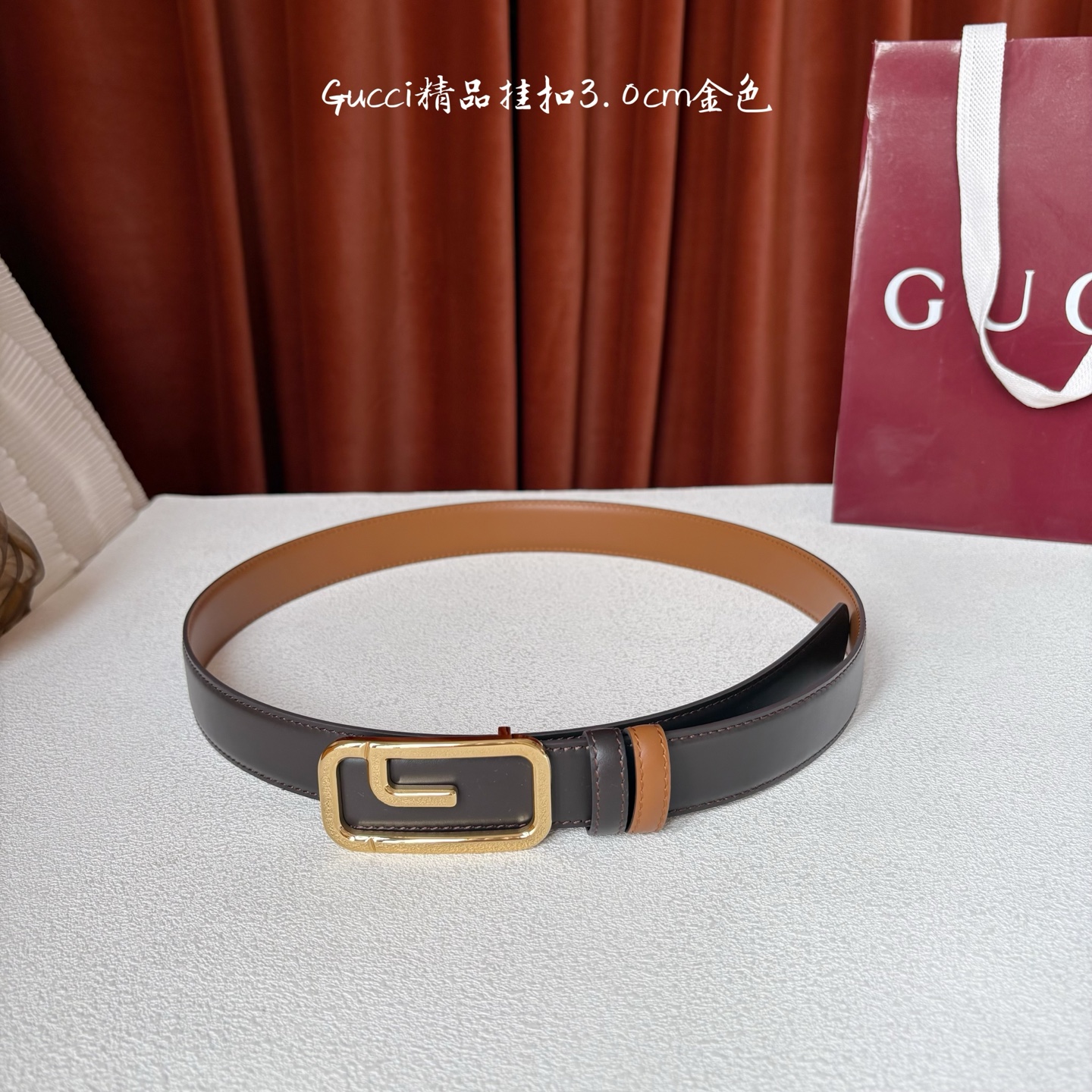 Gucci这款30MM腰带一面为土黄色牛皮革，另一面为深咖色牛皮革，搭配可拆卸互扣式双G搭扣，双面可用，