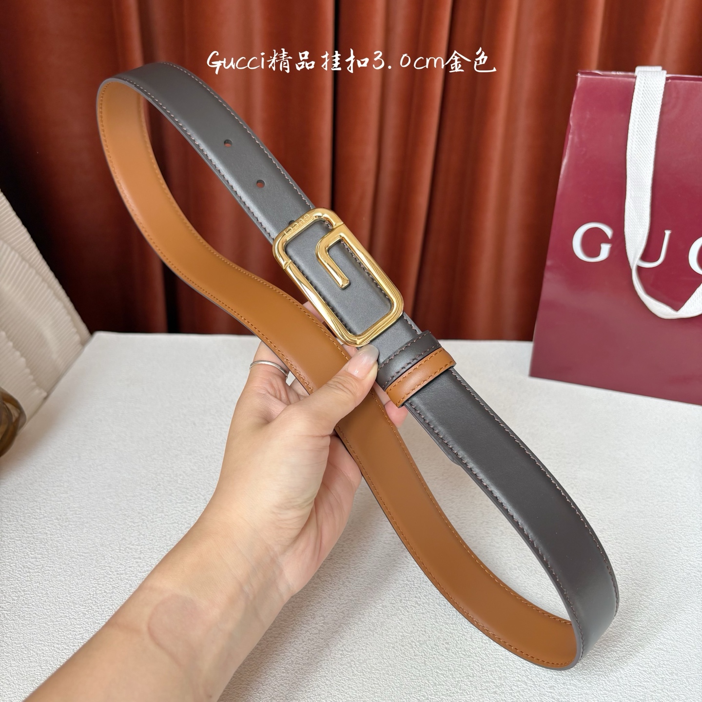 Gucci这款30MM腰带一面为土黄色牛皮革，另一面为深咖色牛皮革，搭配可拆卸互扣式双G搭扣，双面可用，