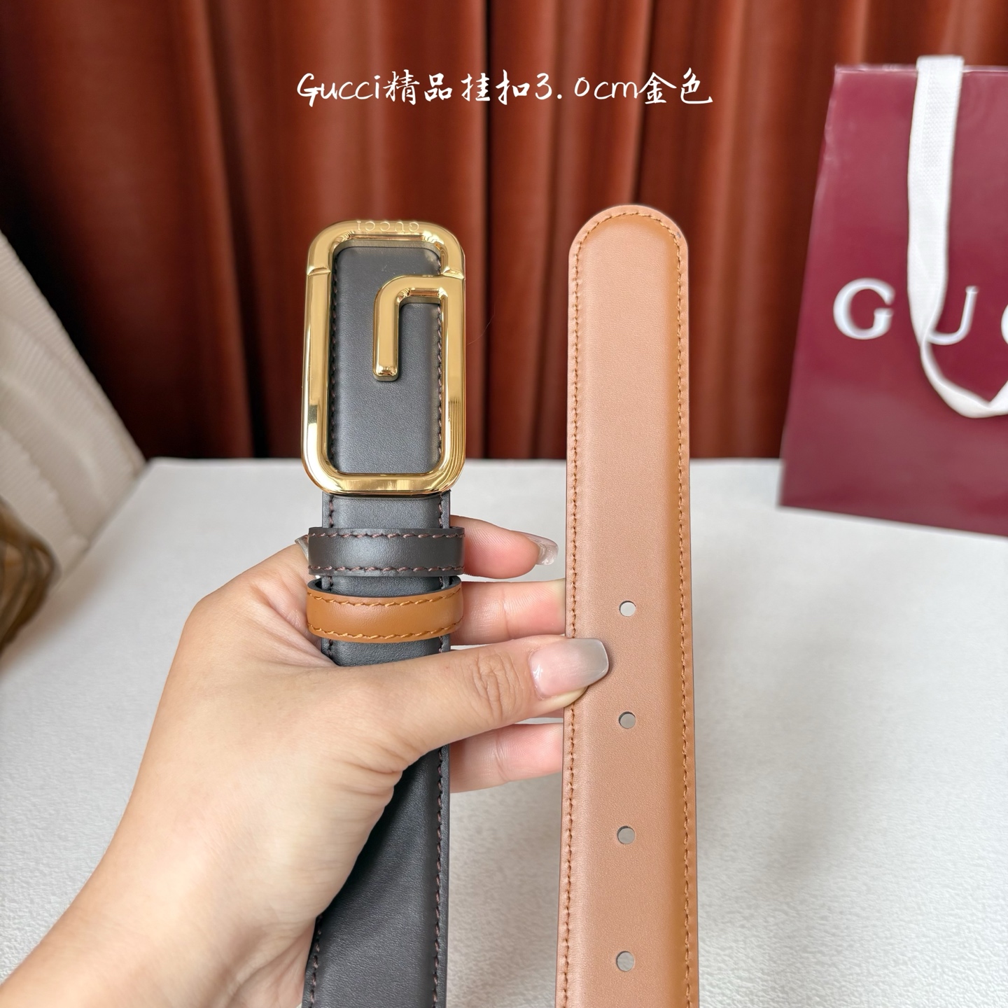 Gucci这款30MM腰带一面为土黄色牛皮革，另一面为深咖色牛皮革，搭配可拆卸互扣式双G搭扣，双面可用，