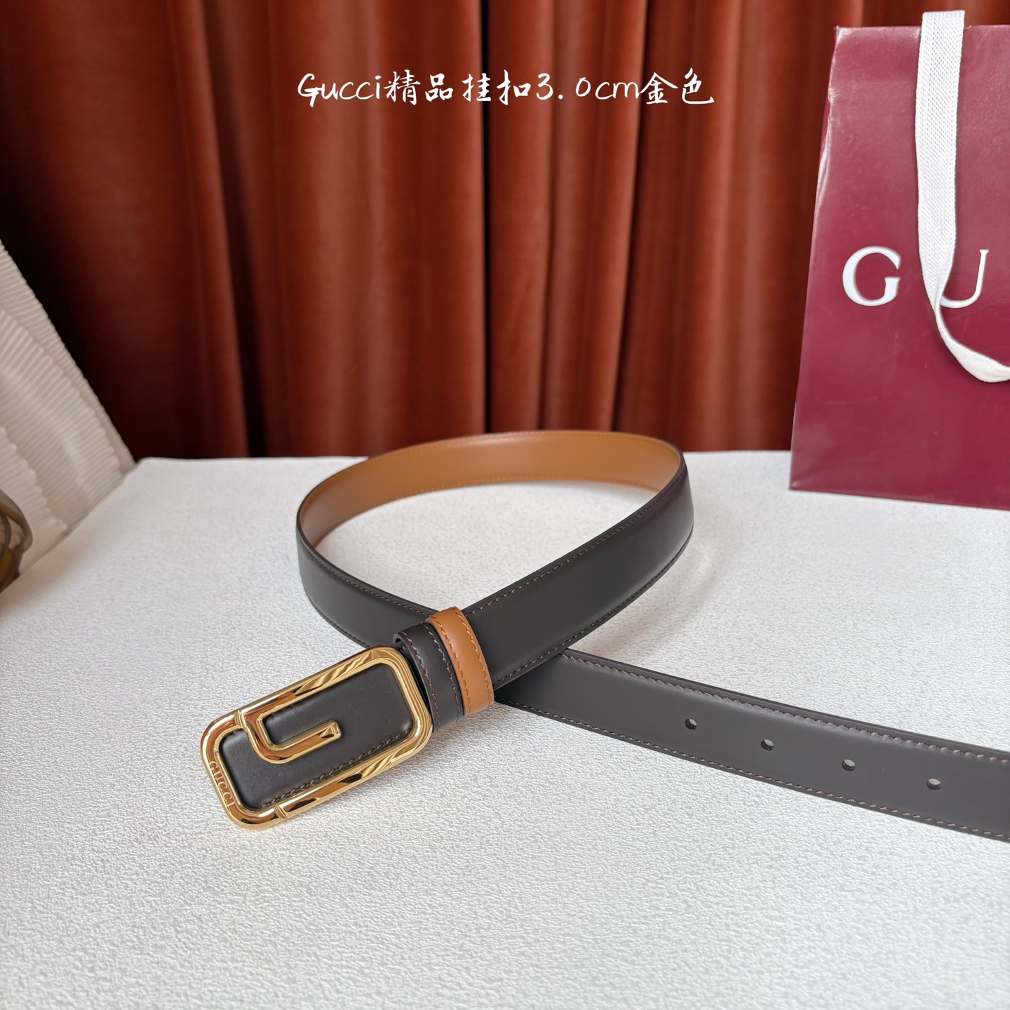 Gucci这款30MM腰带一面为土黄色牛皮革，另一面为深咖色牛皮革，搭配可拆卸互扣式双G搭扣，双面可用，