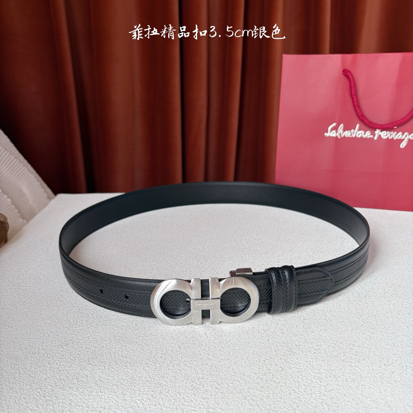 菲拉格慕男款进口小牛皮，手感细腻柔软。搭配纯铜精品扣，男士必备！宽度：3.5cm