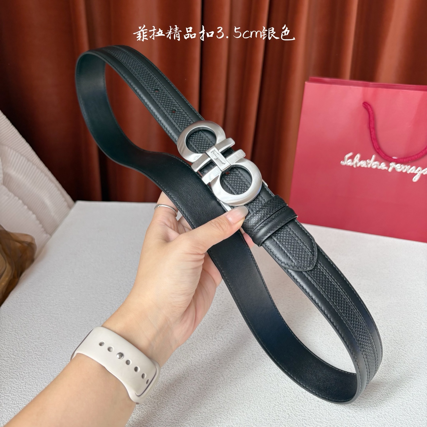 菲拉格慕男款进口小牛皮，手感细腻柔软。搭配纯铜精品扣，男士必备！宽度：3.5cm