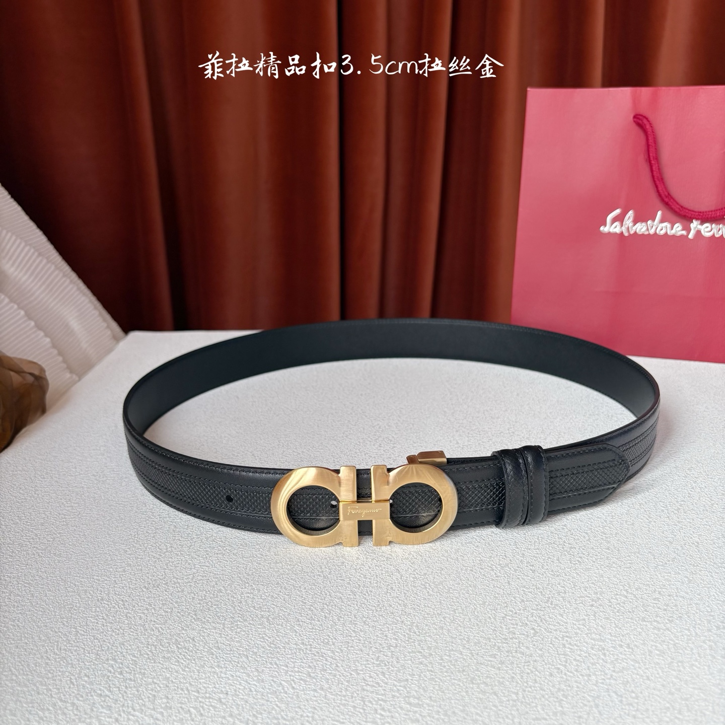 菲拉格慕男款进口小牛皮，手感细腻柔软。搭配纯铜精品扣，男士必备！宽度：3.5cm