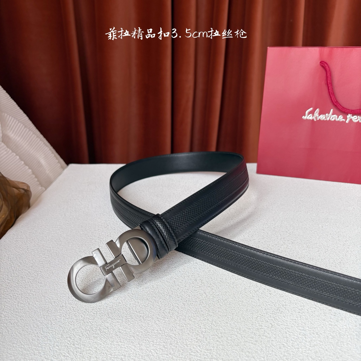 菲拉格慕男款进口小牛皮，手感细腻柔软。搭配纯铜精品扣，男士必备！宽度：3.5cm