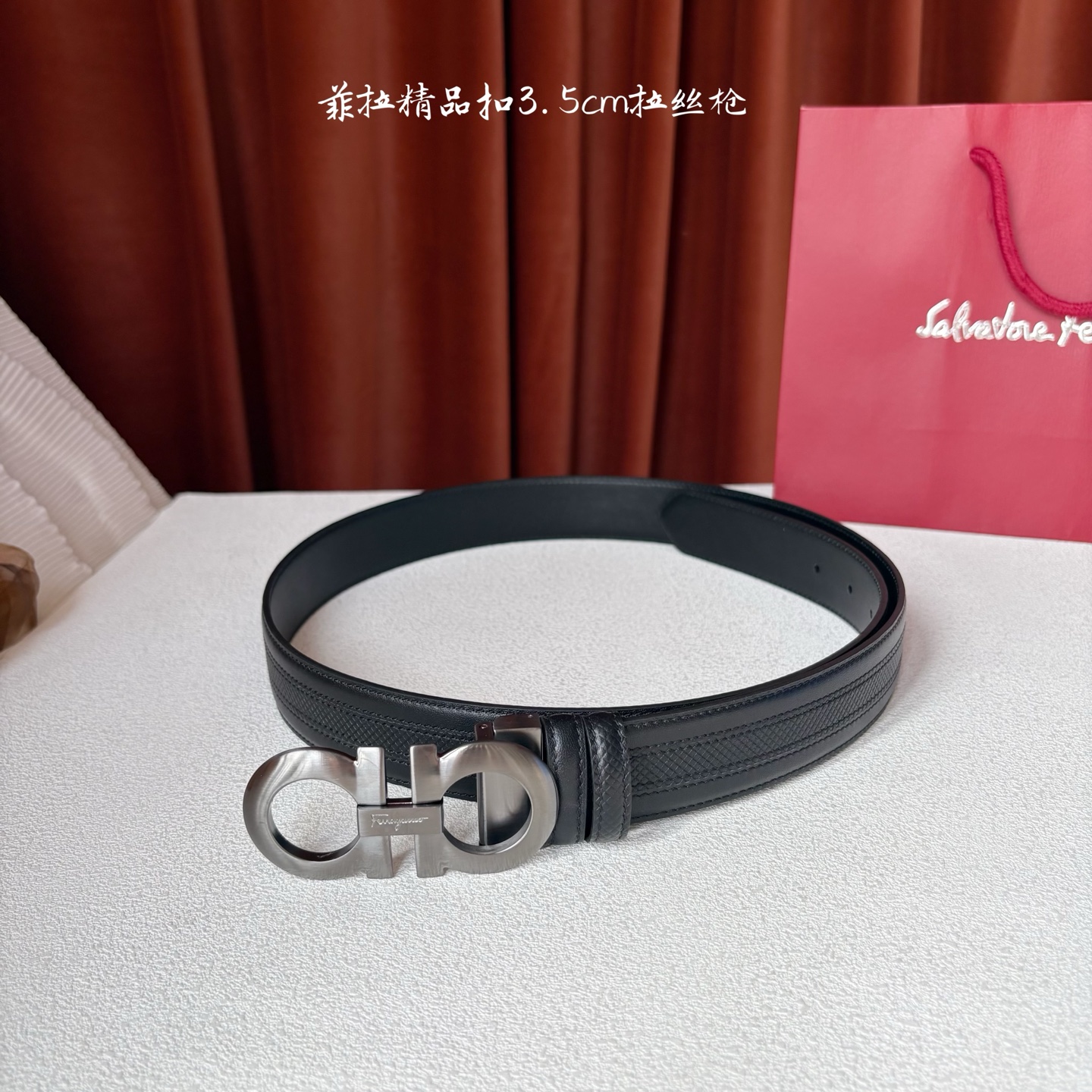 菲拉格慕男款进口小牛皮，手感细腻柔软。搭配纯铜精品扣，男士必备！宽度：3.5cm