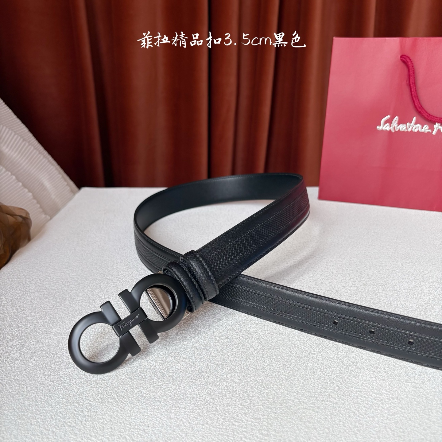 菲拉格慕男款进口小牛皮，手感细腻柔软。搭配纯铜精品扣，男士必备！宽度：3.5cm