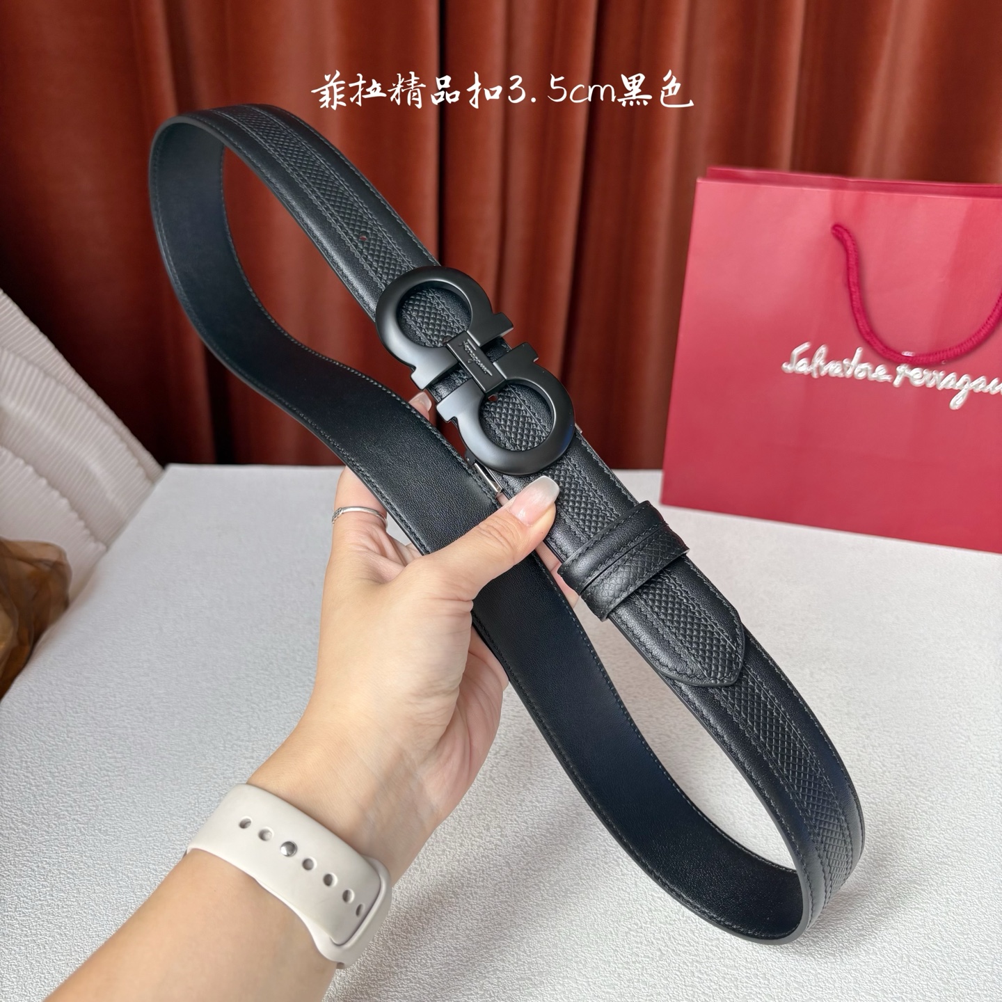 菲拉格慕男款进口小牛皮，手感细腻柔软。搭配纯铜精品扣，男士必备！宽度：3.5cm