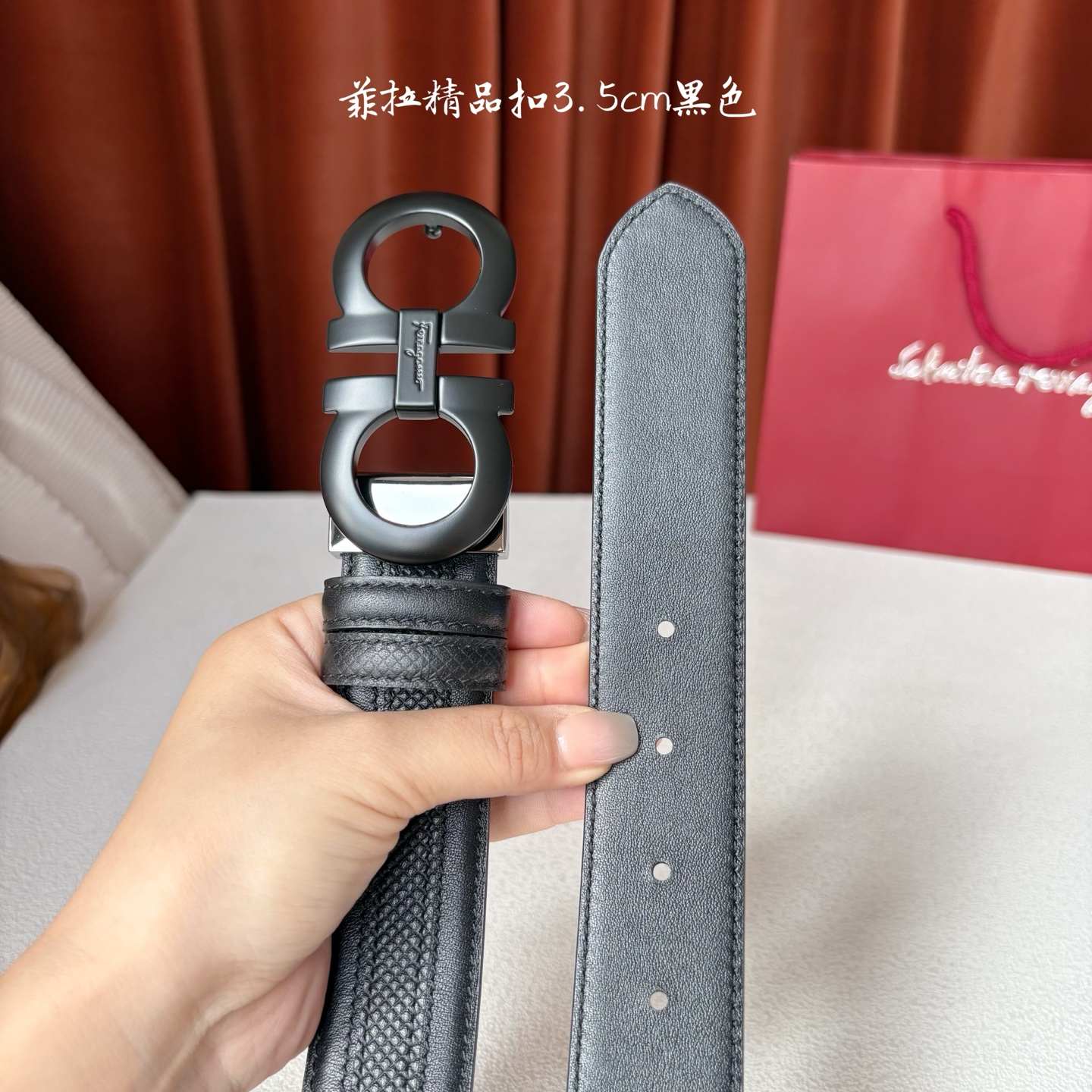 菲拉格慕男款进口小牛皮，手感细腻柔软。搭配纯铜精品扣，男士必备！宽度：3.5cm