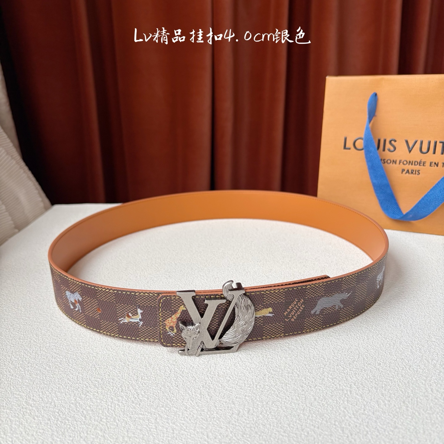 本款 LV Initiales 40 毫米双面腰带以电影叙事为灵感，气质颇具神秘魅力。Damier 格纹