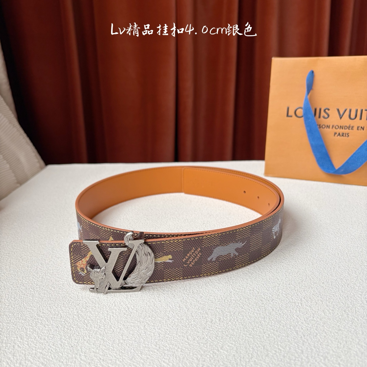 本款 LV Initiales 40 毫米双面腰带以电影叙事为灵感，气质颇具神秘魅力。Damier 格纹