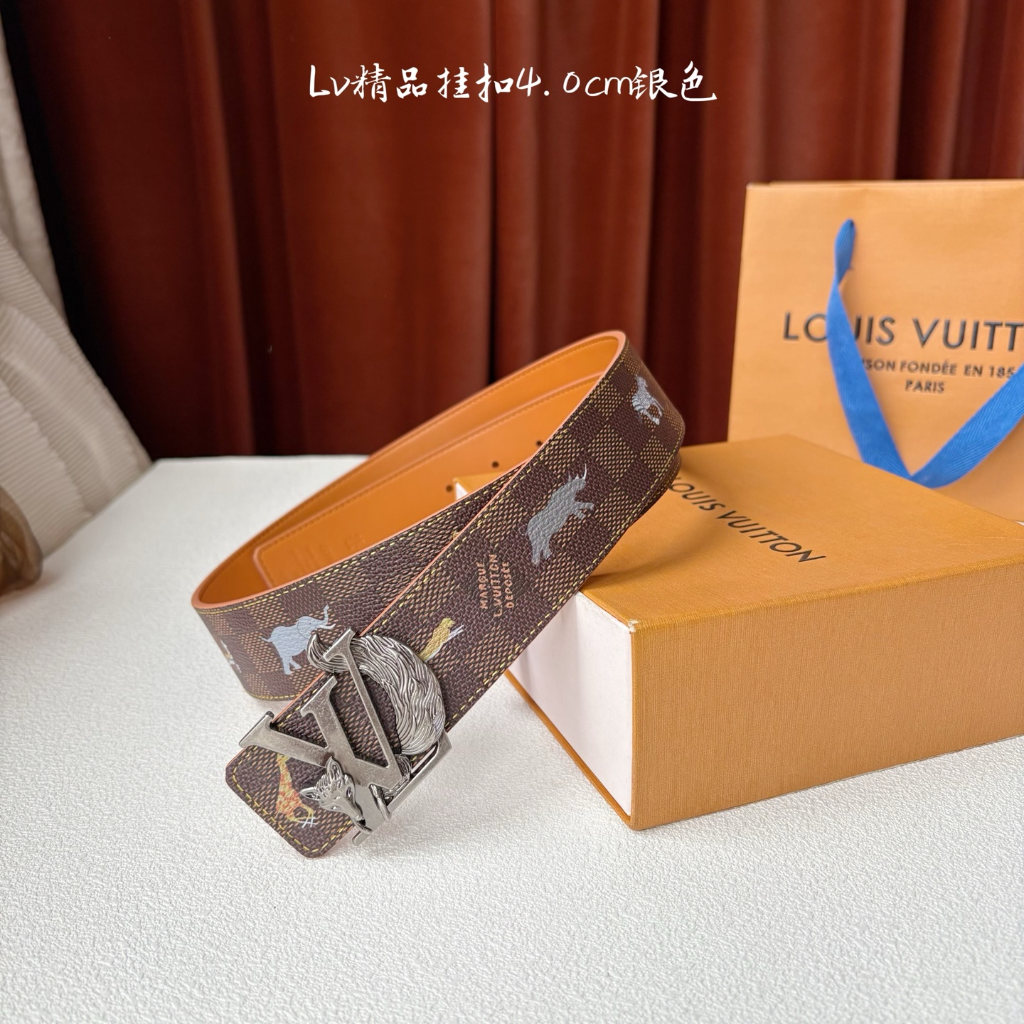 本款 LV Initiales 40 毫米双面腰带以电影叙事为灵感，气质颇具神秘魅力。Damier 格纹