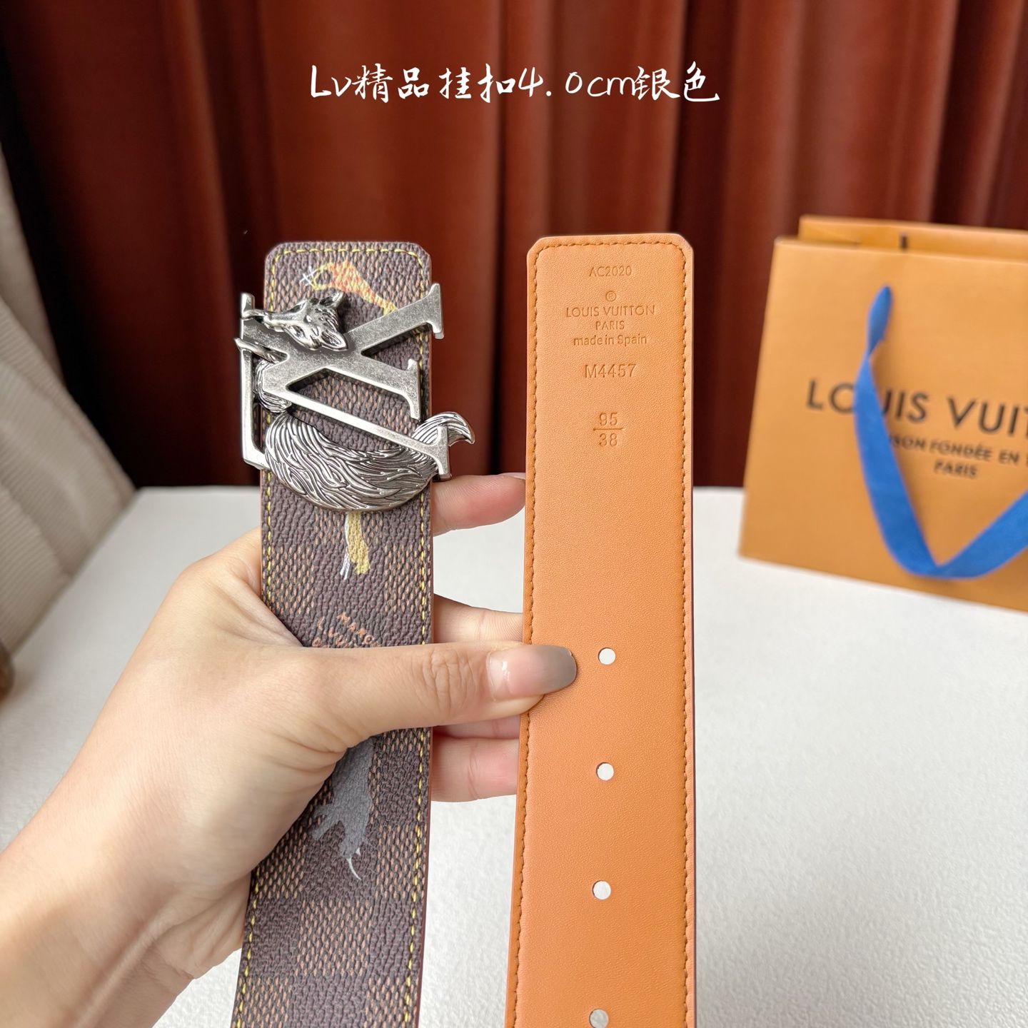 本款 LV Initiales 40 毫米双面腰带以电影叙事为灵感，气质颇具神秘魅力。Damier 格纹