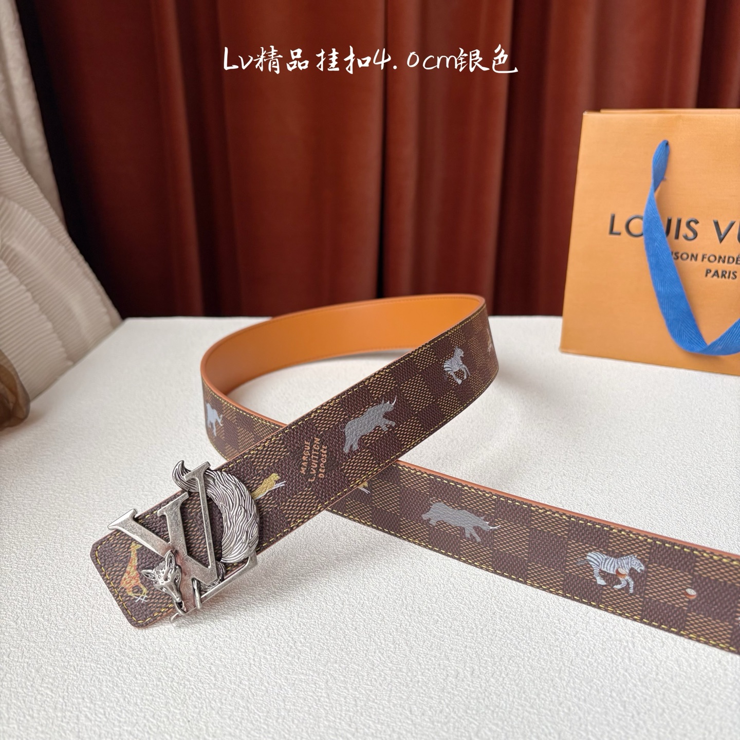 本款 LV Initiales 40 毫米双面腰带以电影叙事为灵感，气质颇具神秘魅力。Damier 格纹