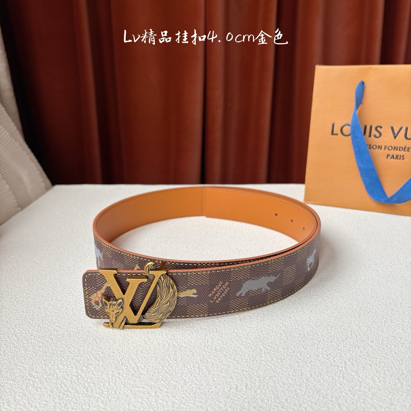 本款 LV Initiales 40 毫米双面腰带以电影叙事为灵感，气质颇具神秘魅力。Damier 格纹