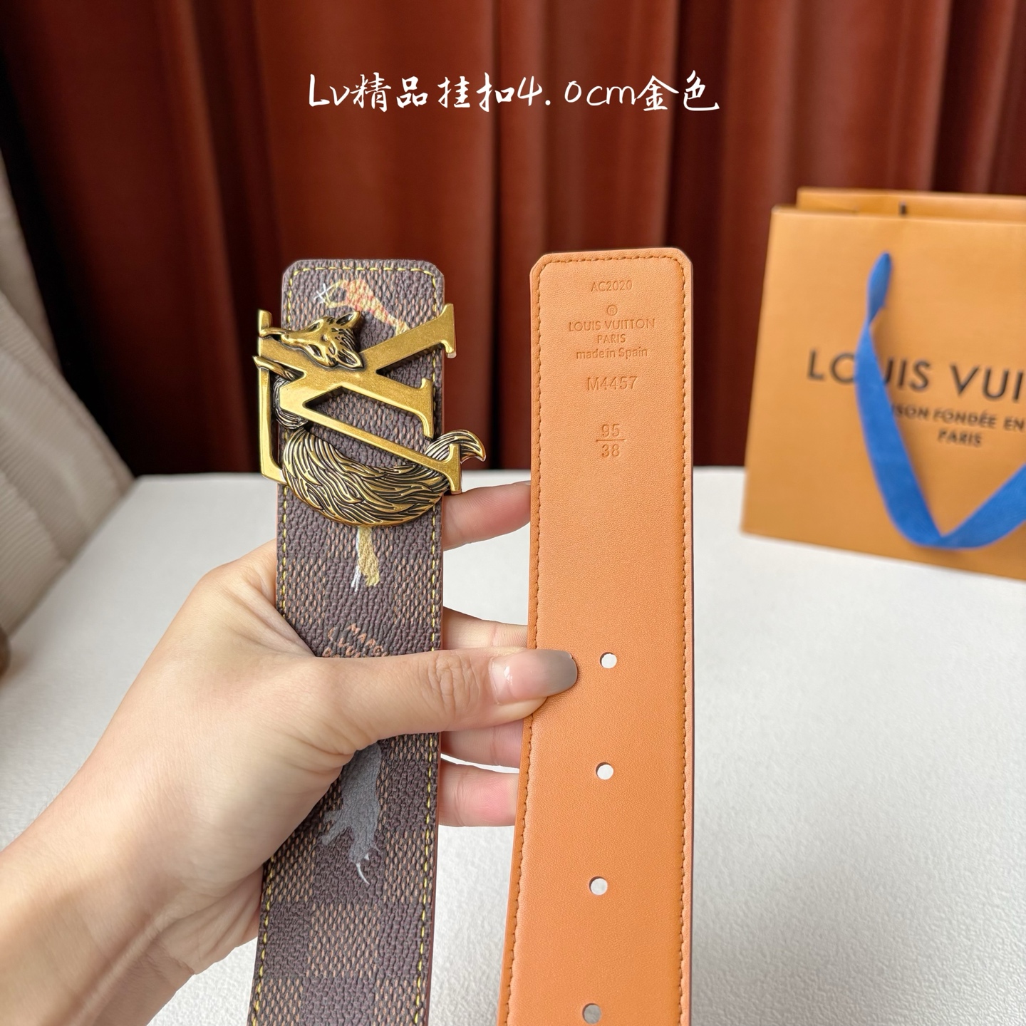 本款 LV Initiales 40 毫米双面腰带以电影叙事为灵感，气质颇具神秘魅力。Damier 格纹