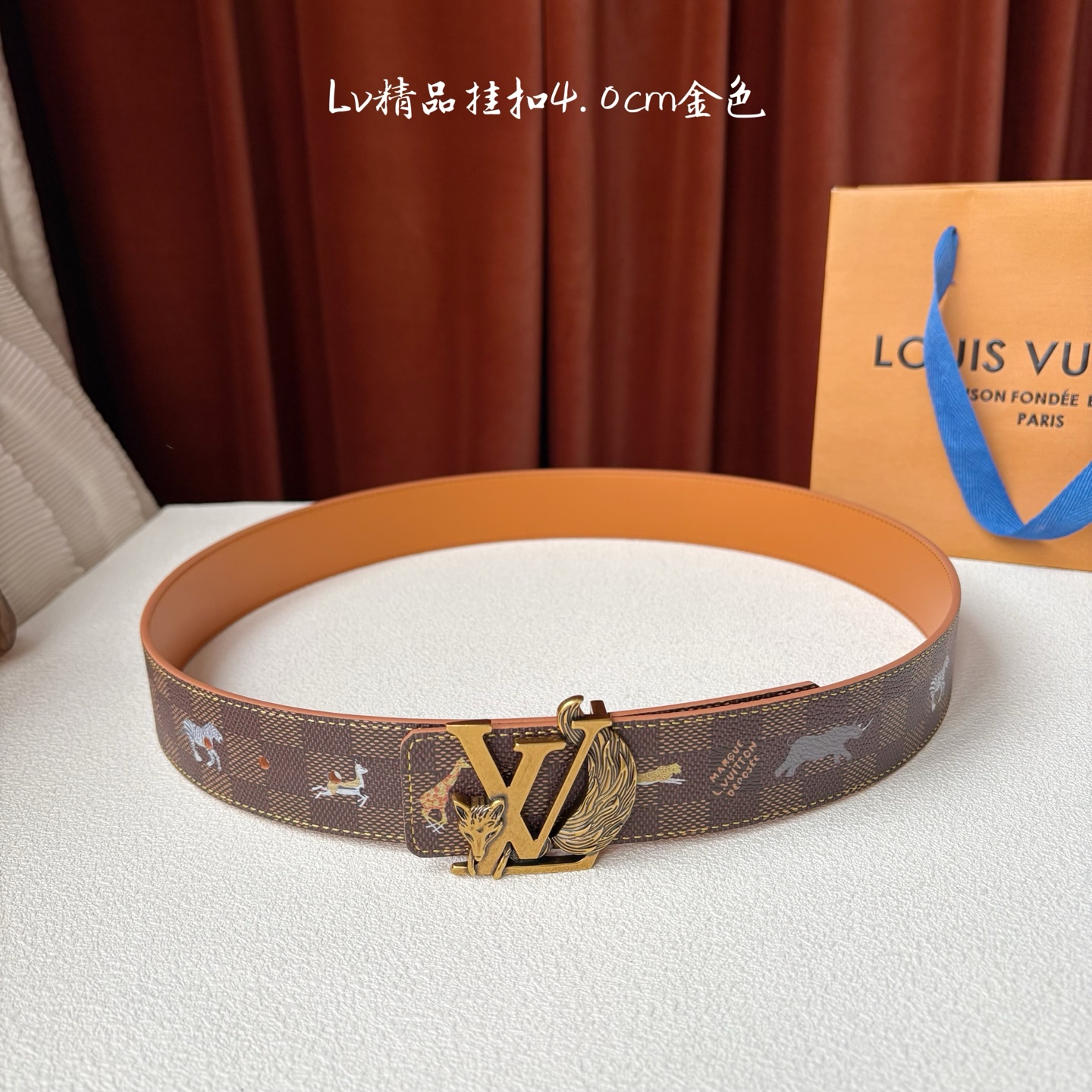 本款 LV Initiales 40 毫米双面腰带以电影叙事为灵感，气质颇具神秘魅力。Damier 格纹