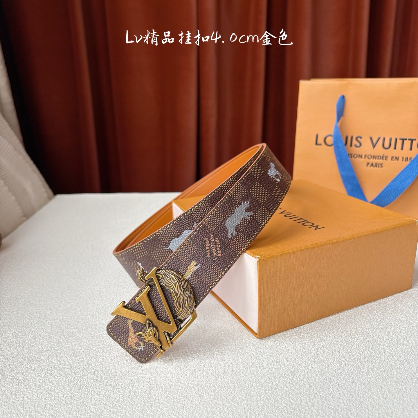 本款 LV Initiales 40 毫米双面腰带以电影叙事为灵感，气质颇具神秘魅力。Damier 格纹