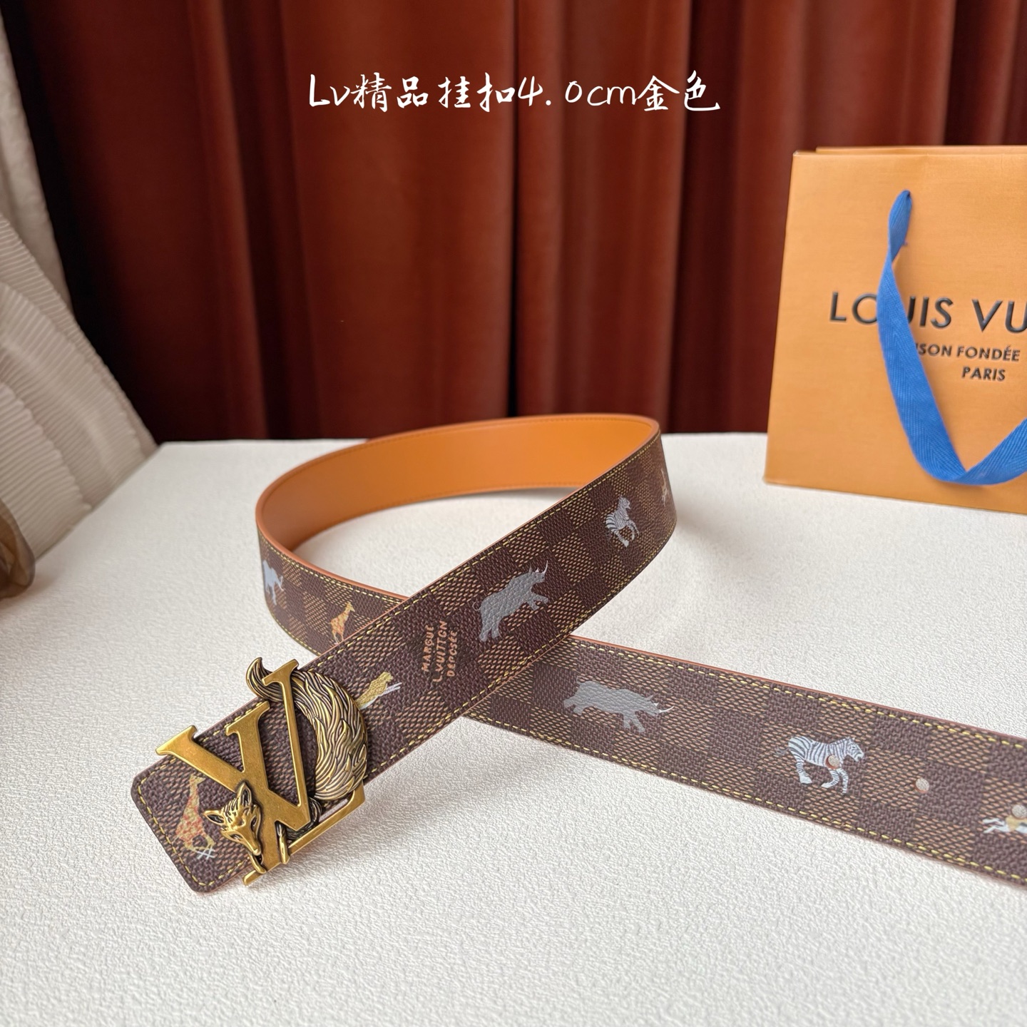 本款 LV Initiales 40 毫米双面腰带以电影叙事为灵感，气质颇具神秘魅力。Damier 格纹