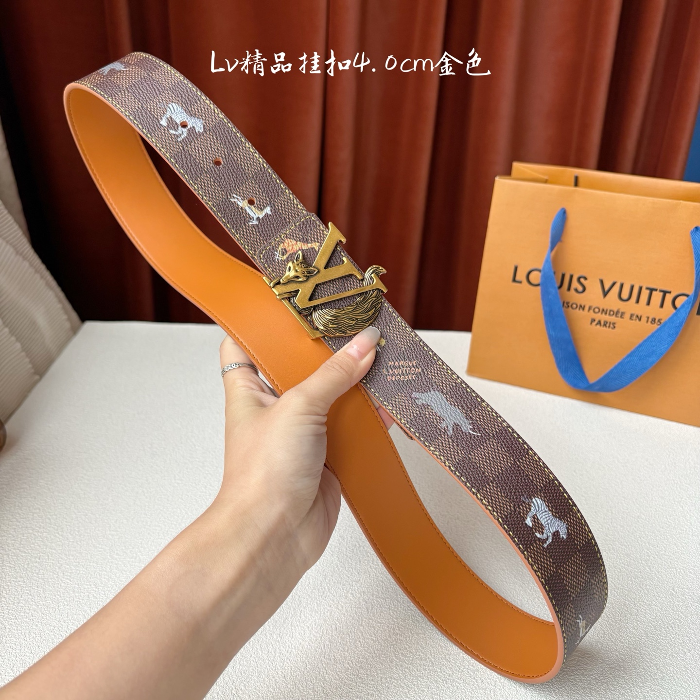 本款 LV Initiales 40 毫米双面腰带以电影叙事为灵感，气质颇具神秘魅力。Damier 格纹