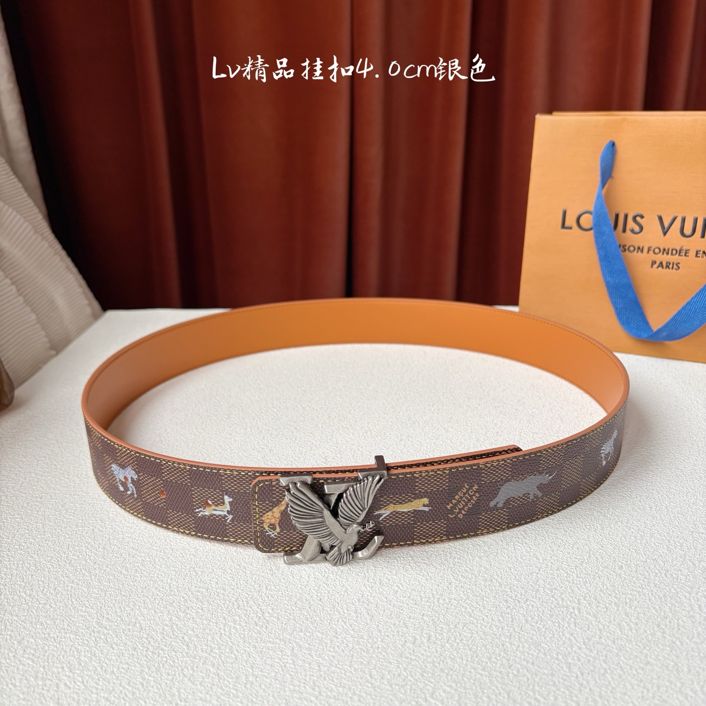 本款 LV Initiales 40 毫米双面腰带以电影叙事为灵感，气质颇具神秘魅力。Damier 格纹